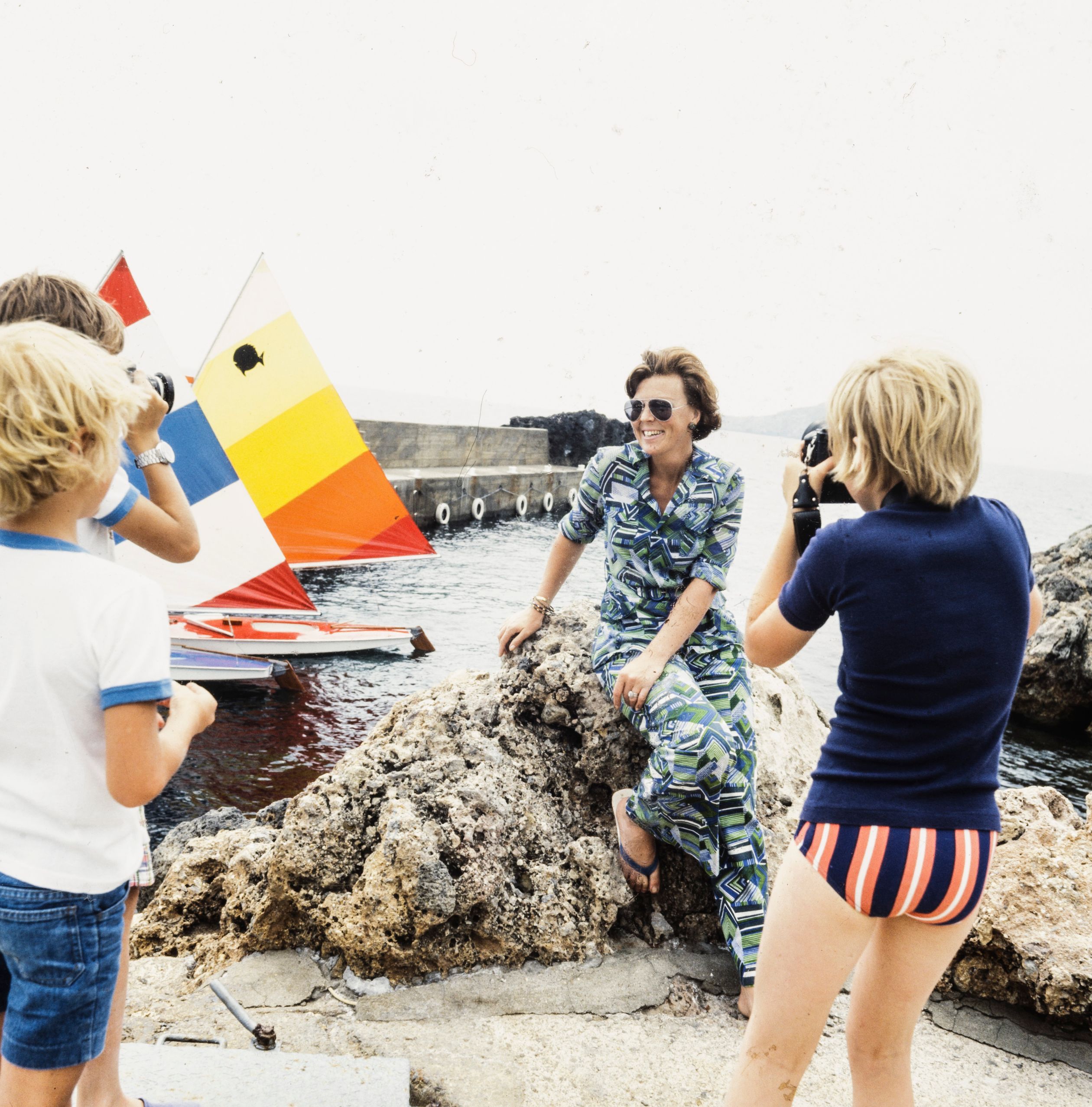 Prins Willem-Alexander maakt een vakantiefoto van zijn moeder.