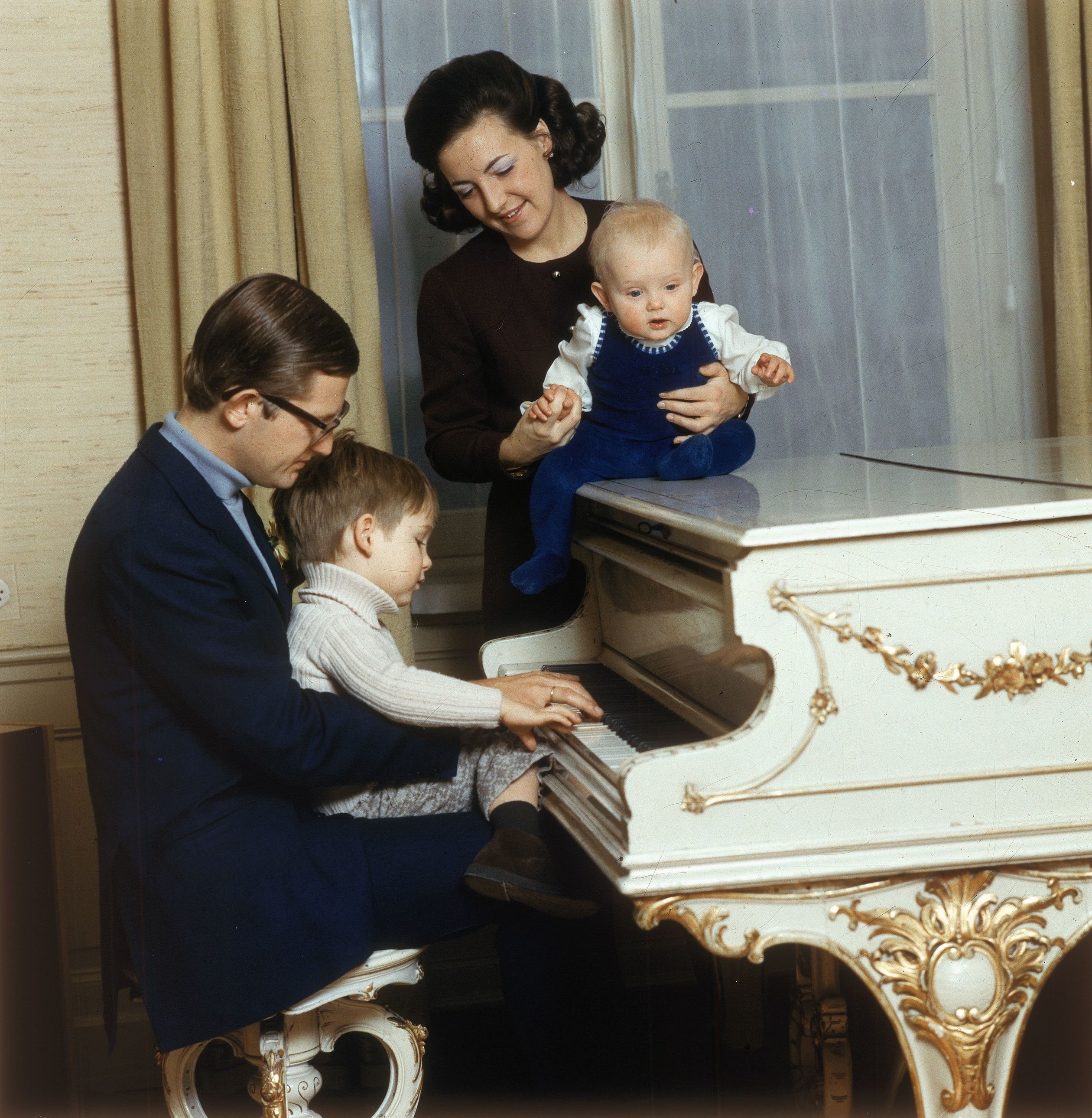 Op de piano! Pieter en Margriet met hun zoontjes in hun woning in Paleis Het Loo, 1970. (Foto: Max