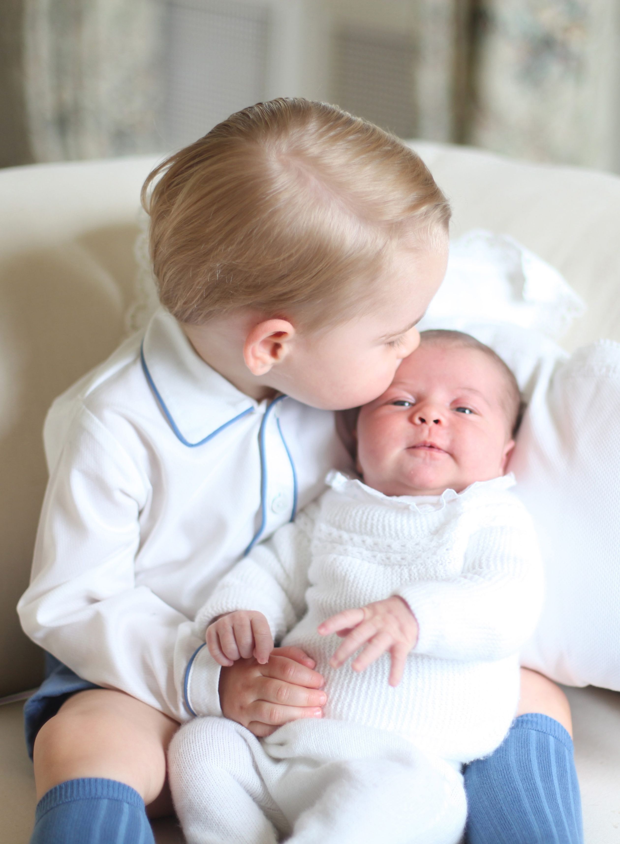 juni 2015 - Hof deelt foto's van George en Charlotte, gemaakt door hertogin Catherine