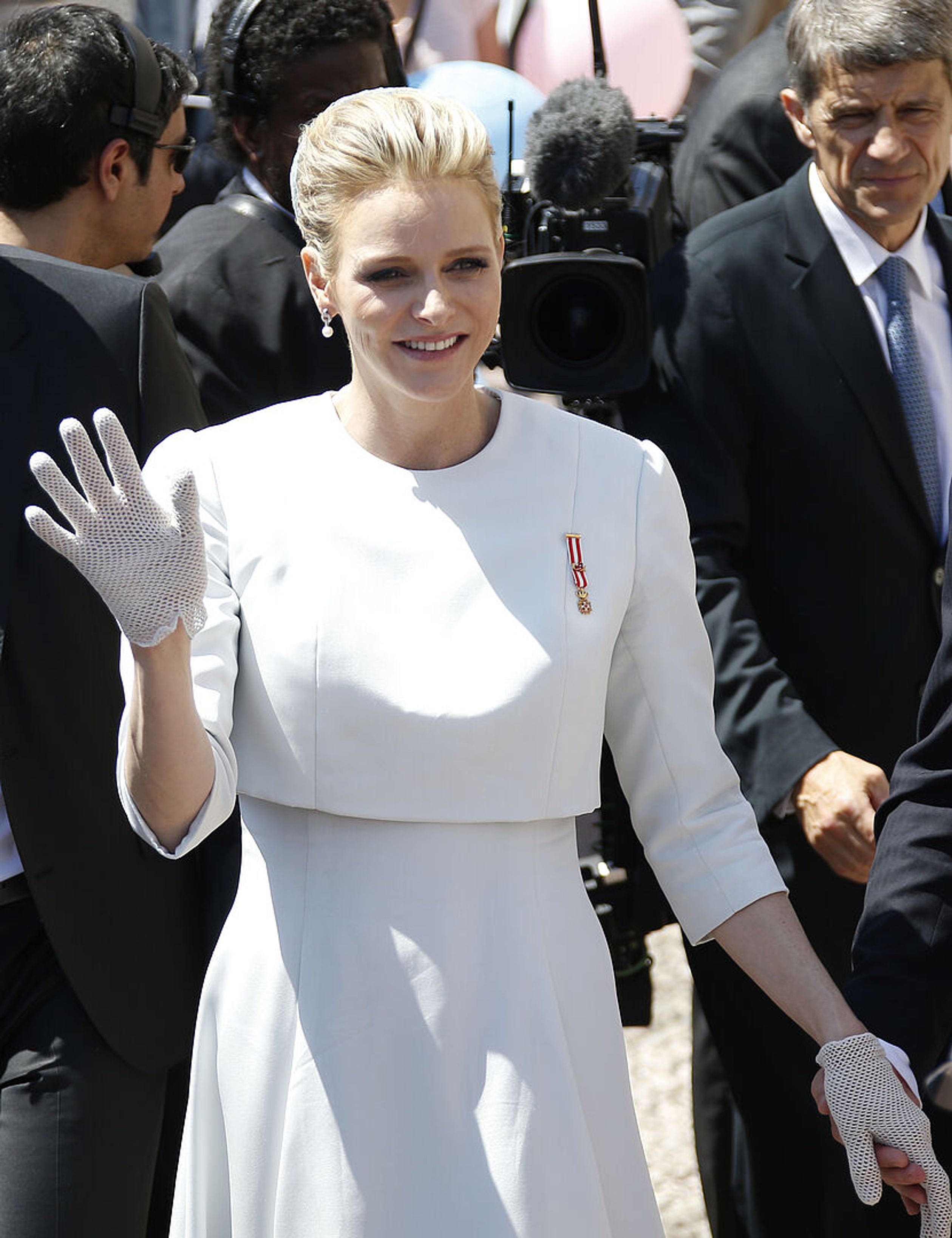 Prinses Charlène draagt bij de doop van haar tweeling een witte jurk van Christian Dior Couture.