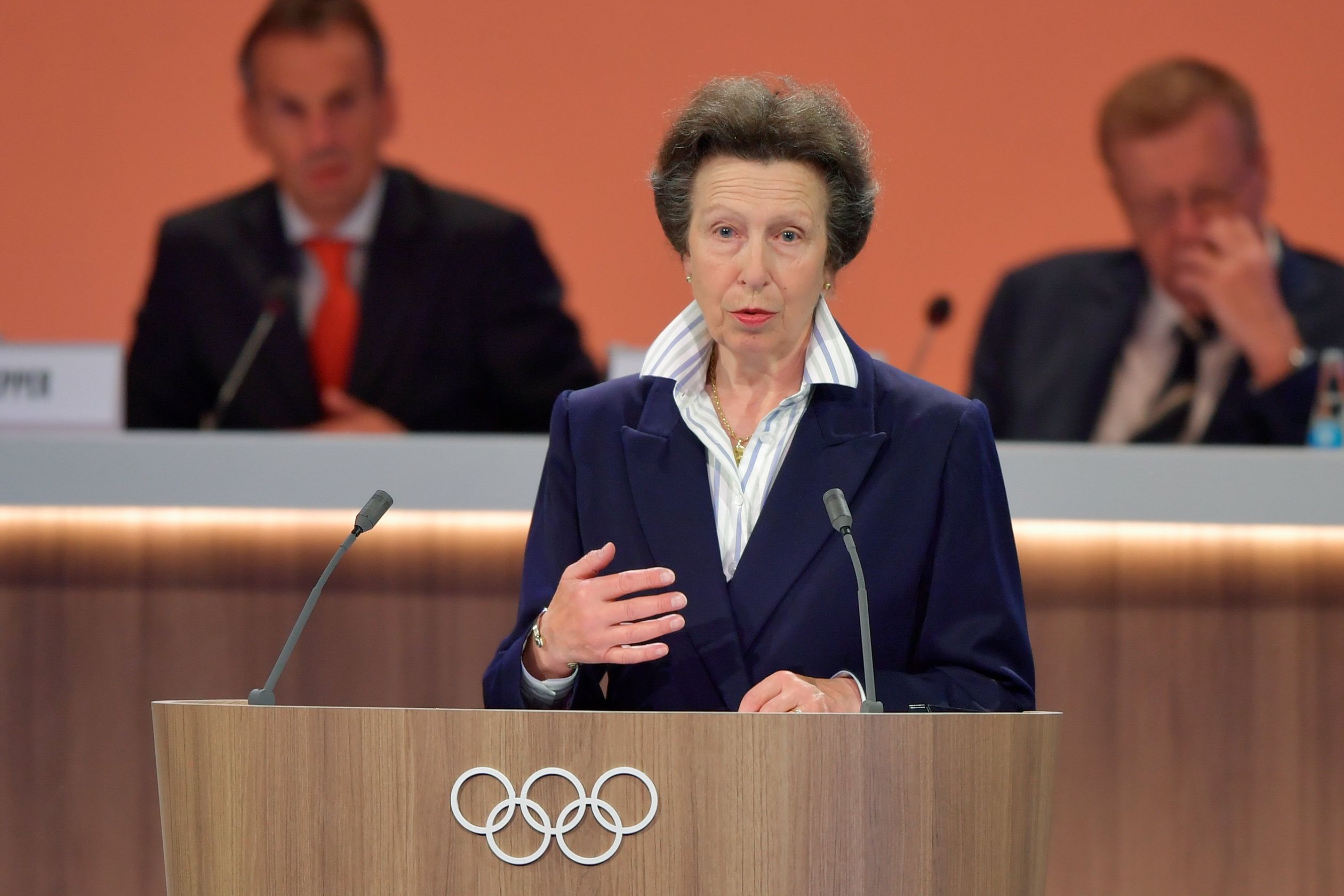 Anne geeft in 2017 een speech als lid van het Internationaal Olympisch Comité.
