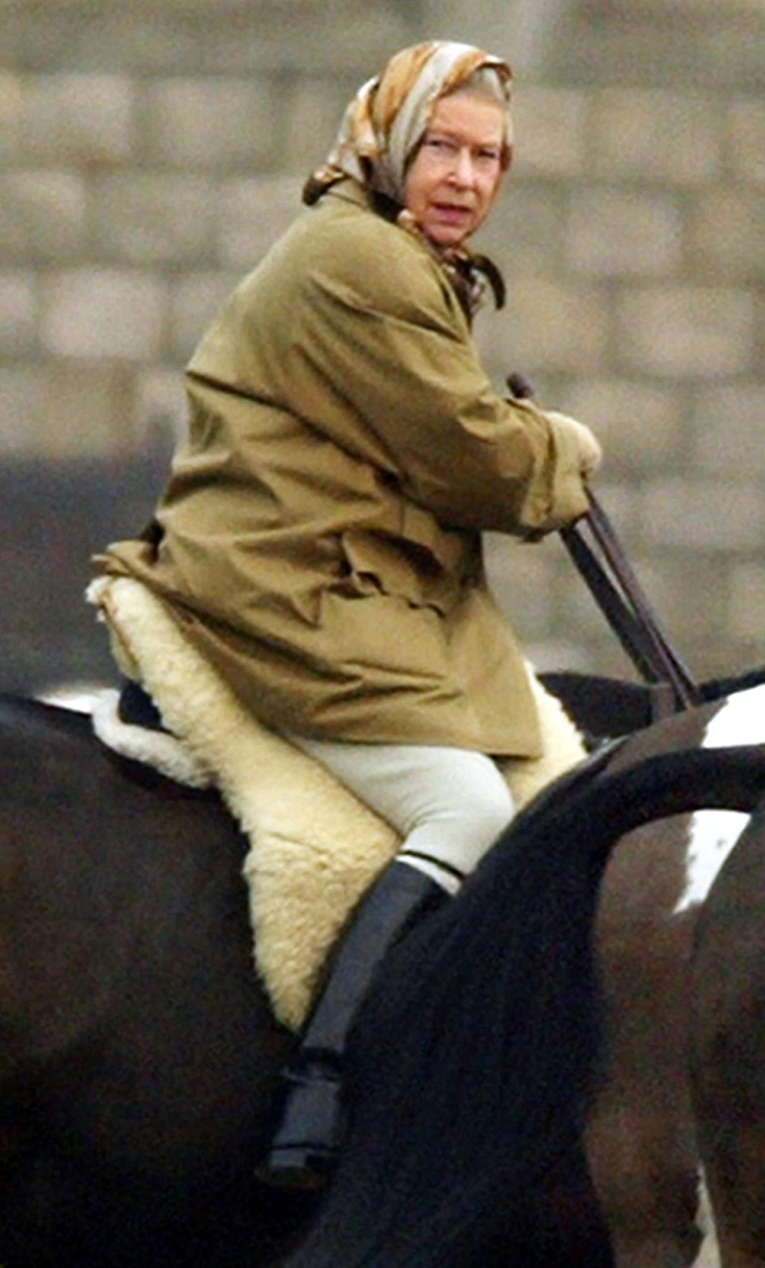 2002: De Queen rijdt vandaag de dag nog steeds rond op paarden. Het is haar grootste passie.