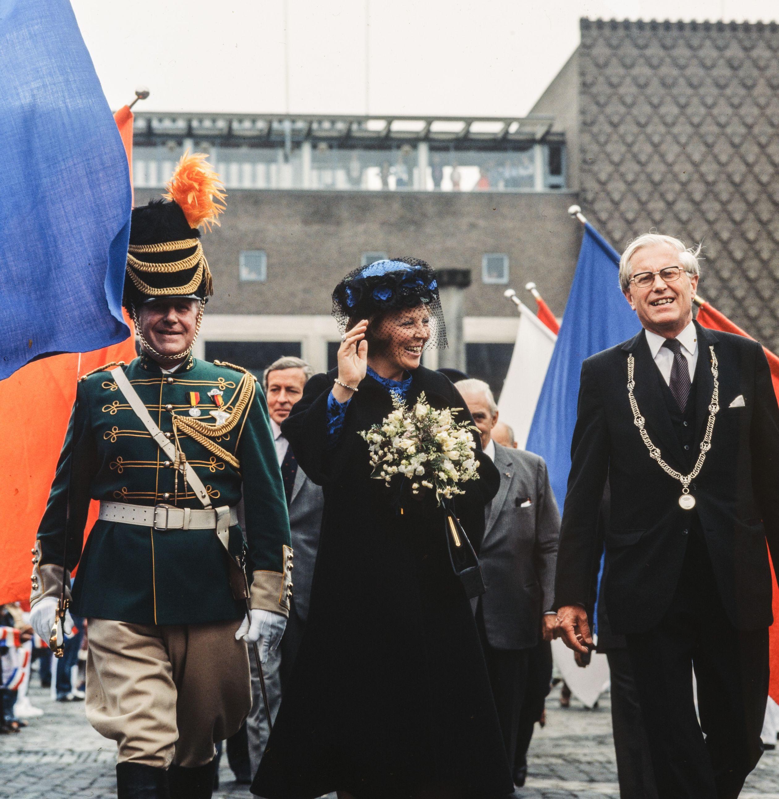 In Gelderland bezoekt koningin Beatrix de stad Arnhem.