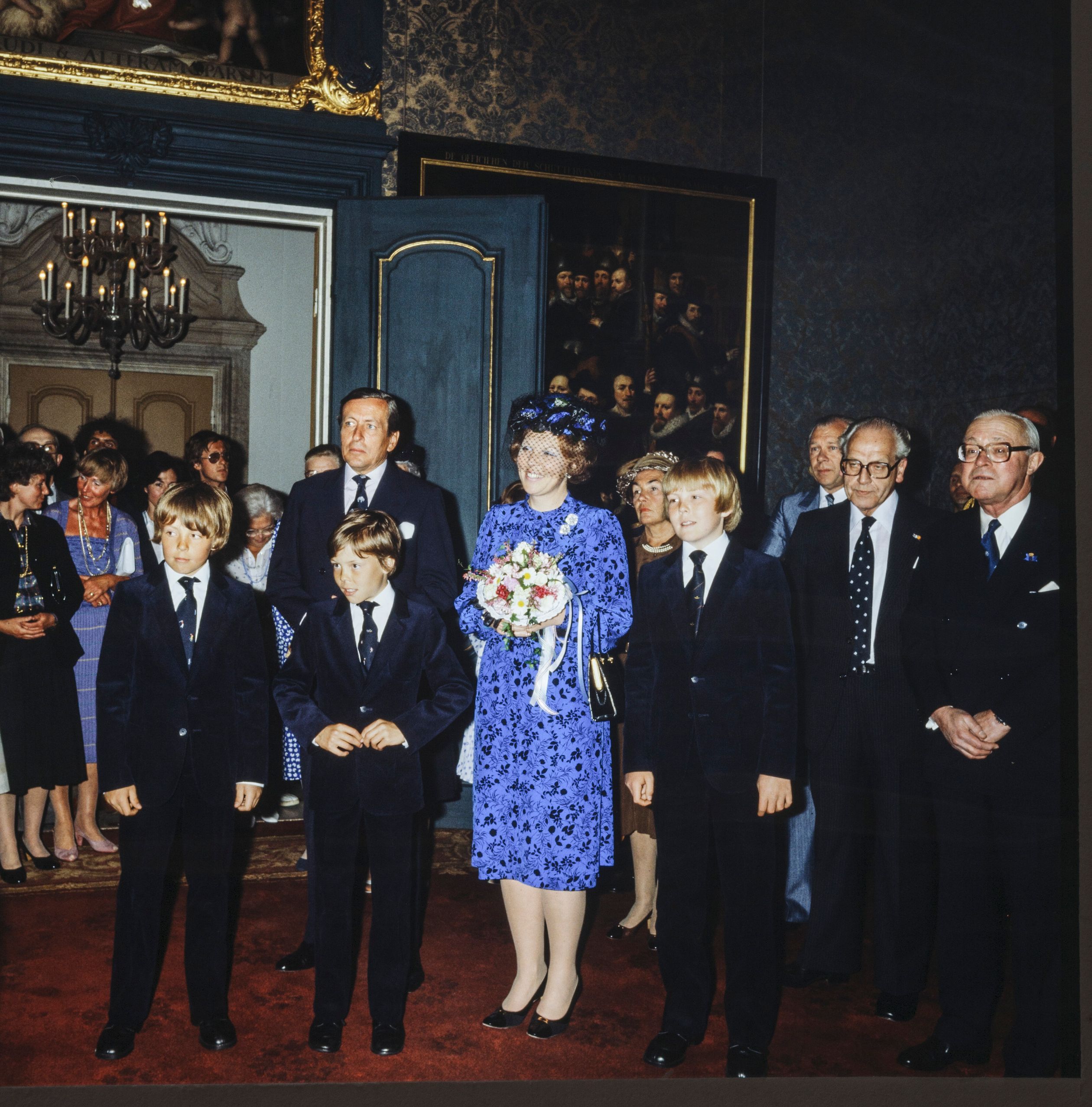 Koningin Beatrix en haar familie op bezoek in Den Haag.