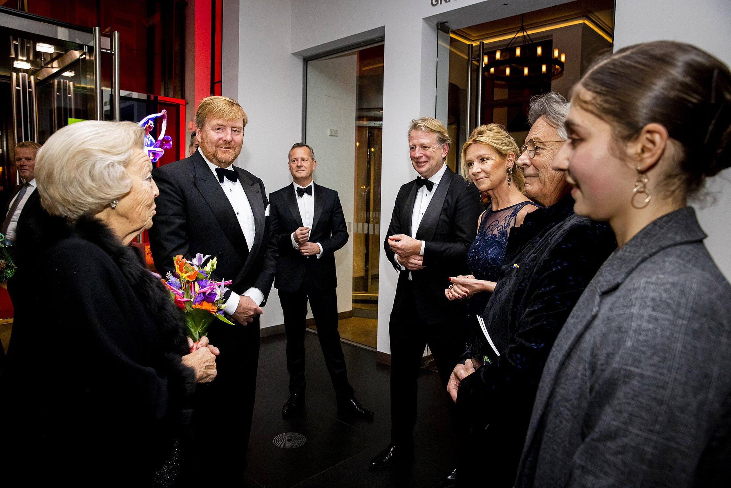 AMSTERDAM - Koning Willem-Alexander en prinses Beatrix komen aan bij het DeLaMar Theater voor het