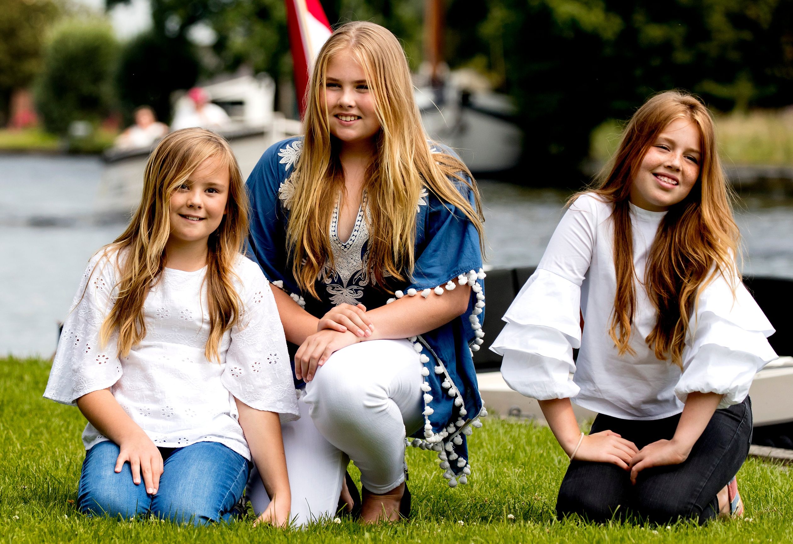 De prinsessen Ariane, Alexia en Amalia tijdens de fotosessie van de koning en zijn gezin bij de