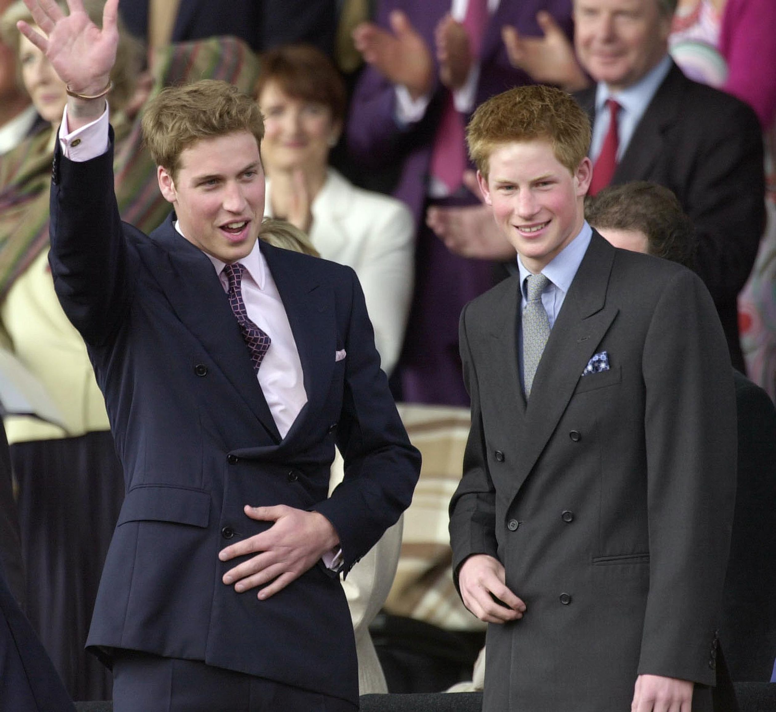 William en Harry tijdens het gouden jubileum van koningin Elizabeth, 2002.