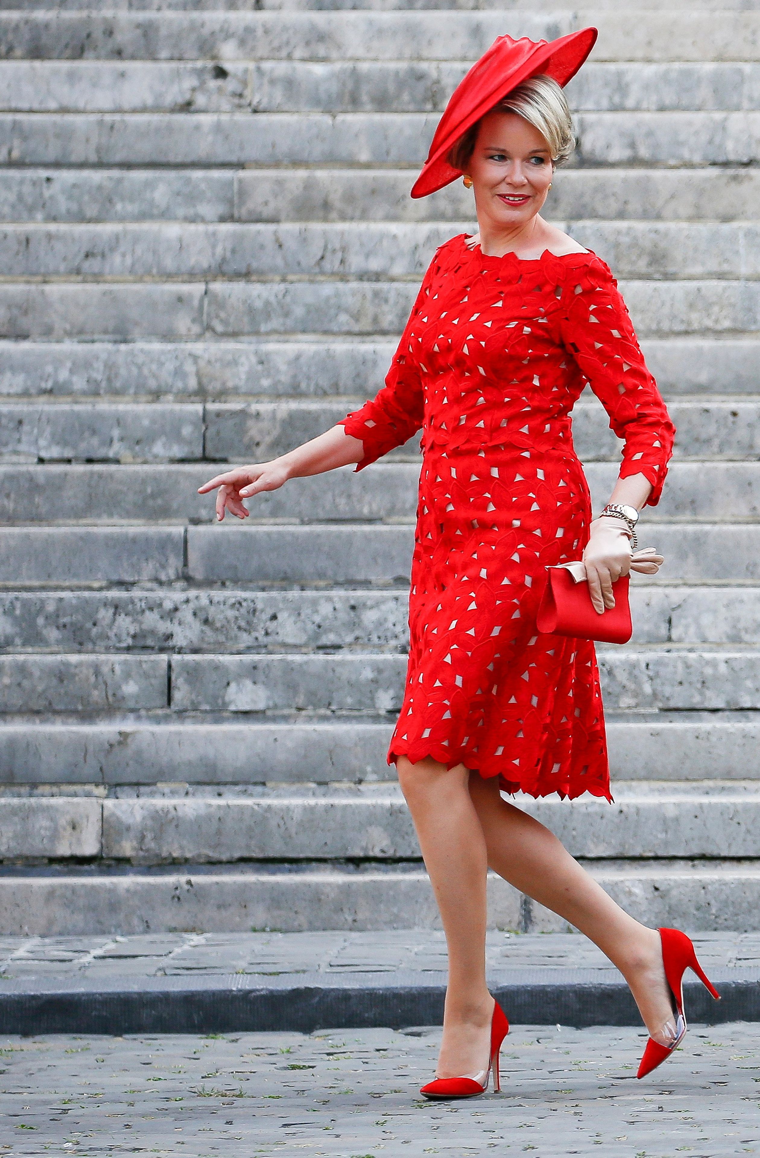 Koningin Mathilde straalt op 21 juli, de Nationale Feestdag in België, in een creatie van modehuis