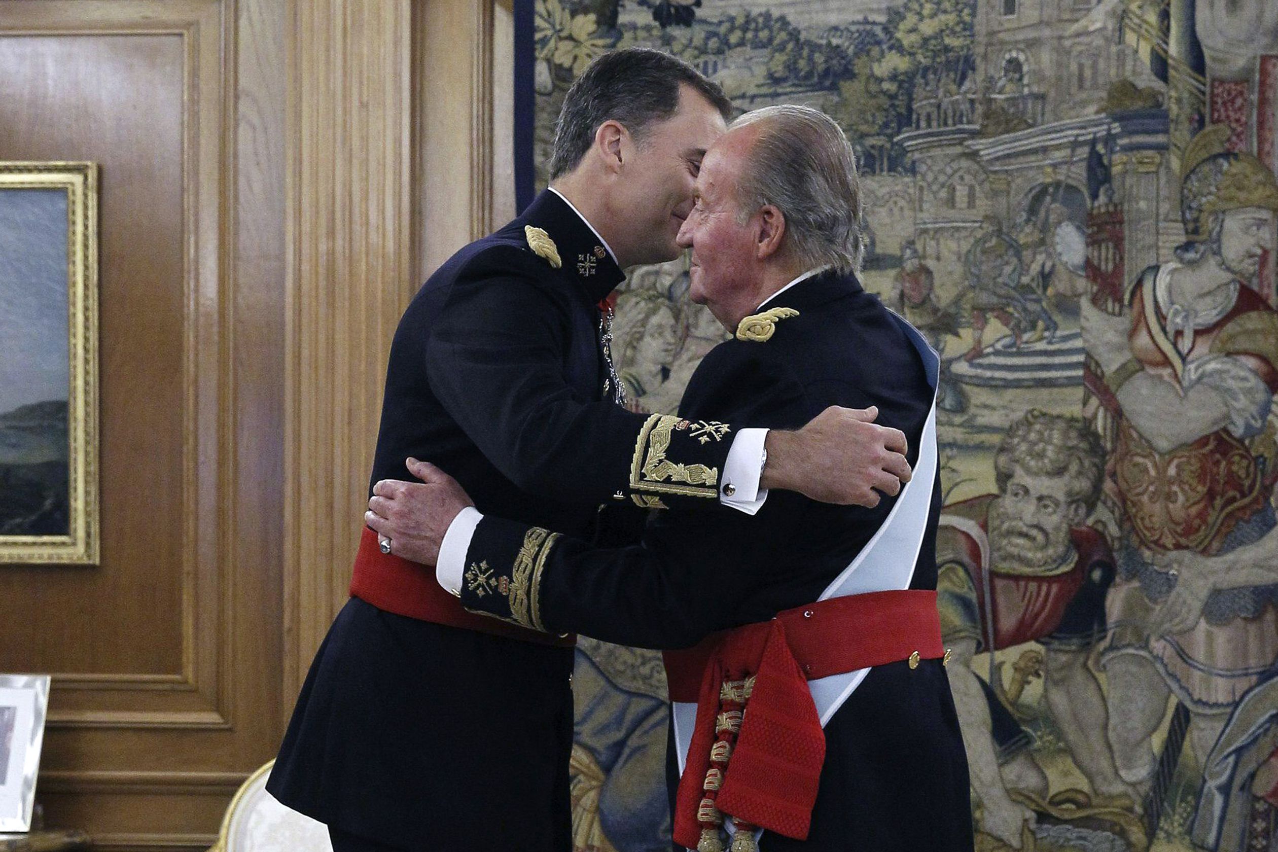 Spaanse koning Felipe VI (links) en zijn vader koning Juan Carlos (rechts) bij de