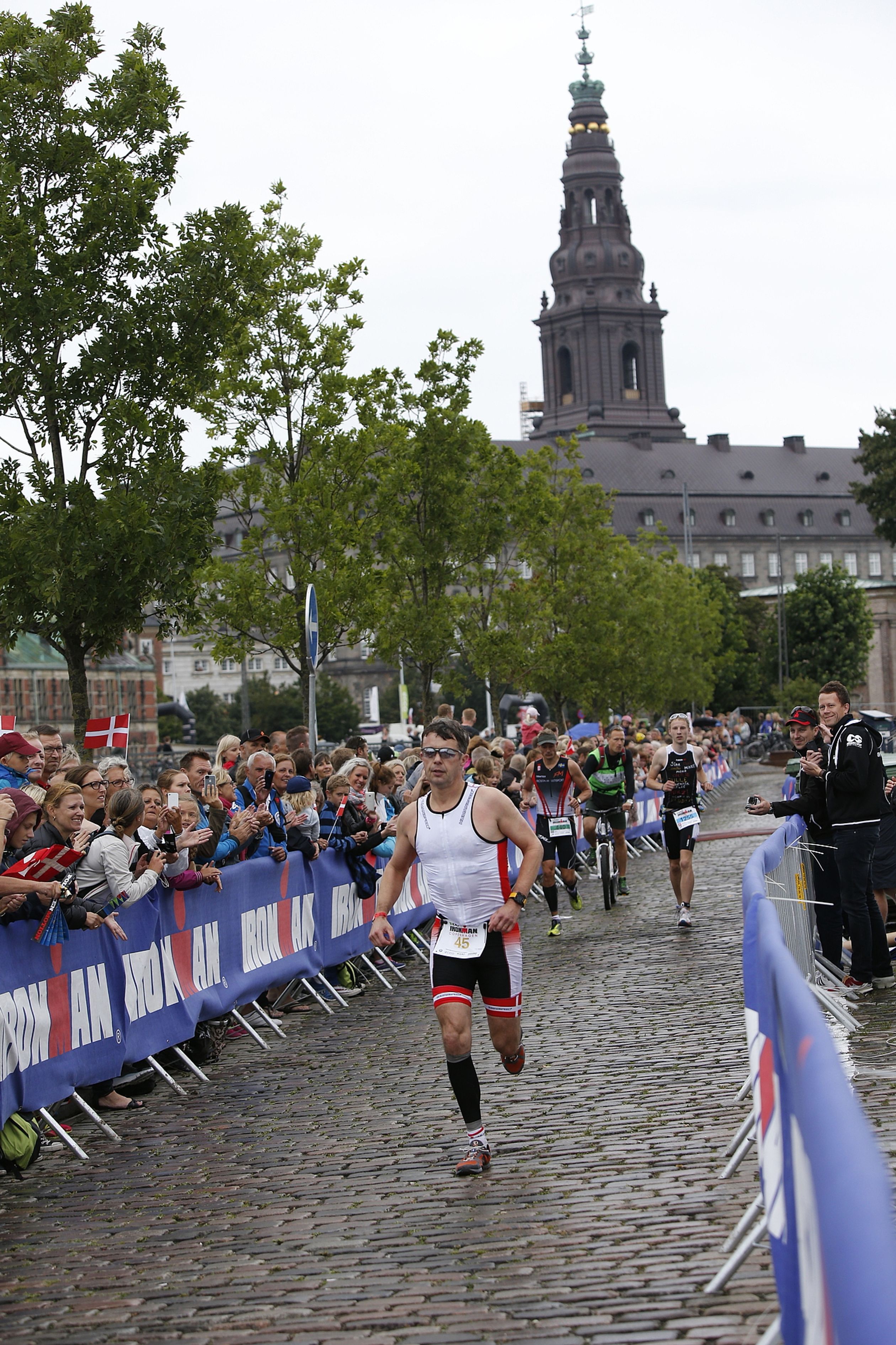 2013: Prins Frederik neemt deel aan de KMD Ironman Copenhagen triathlon.