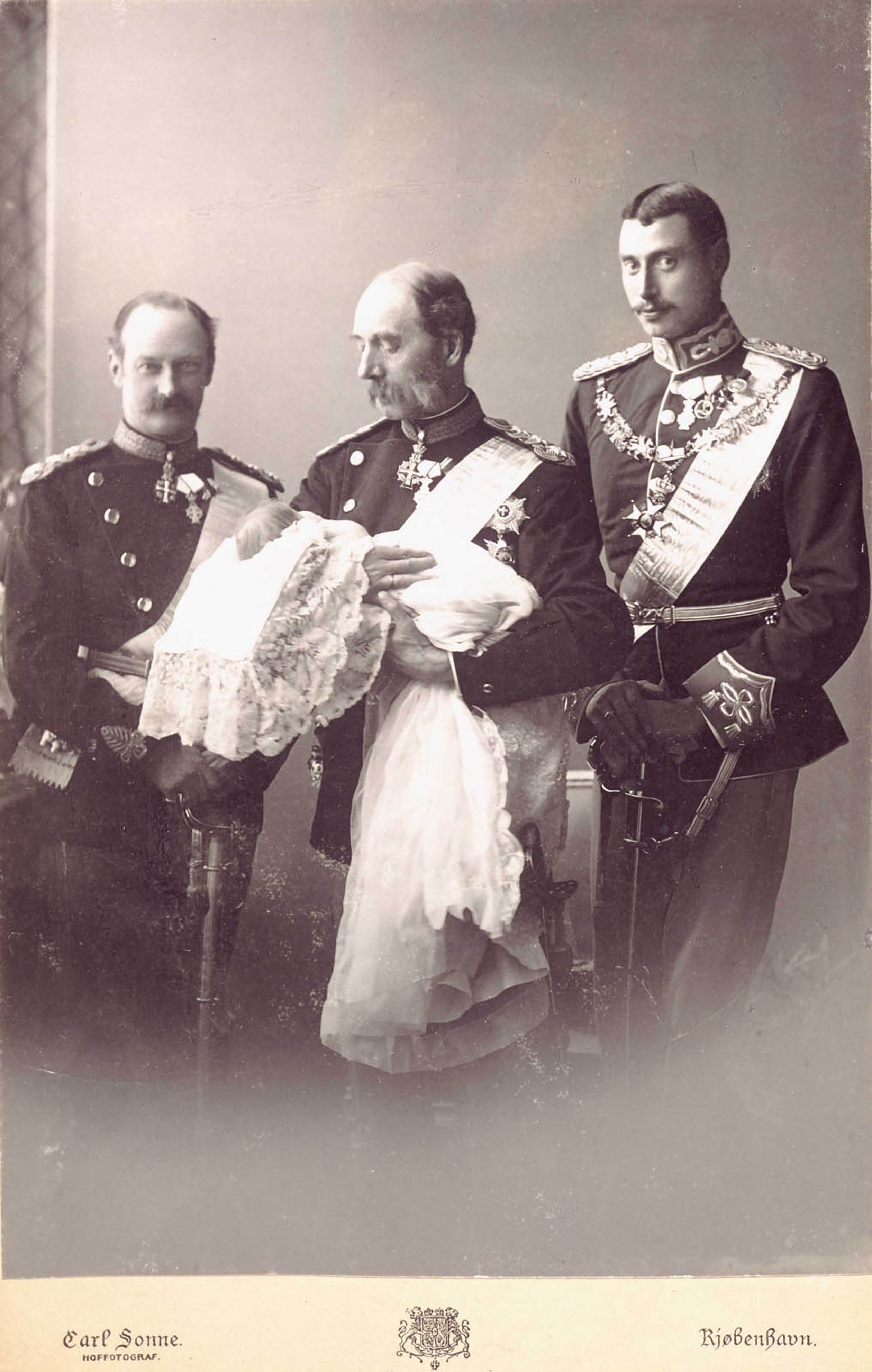 Vier generaties Deense koningen in 1899. Koning Christian IX met zijn zoon Frederik VIII, kleinzoon