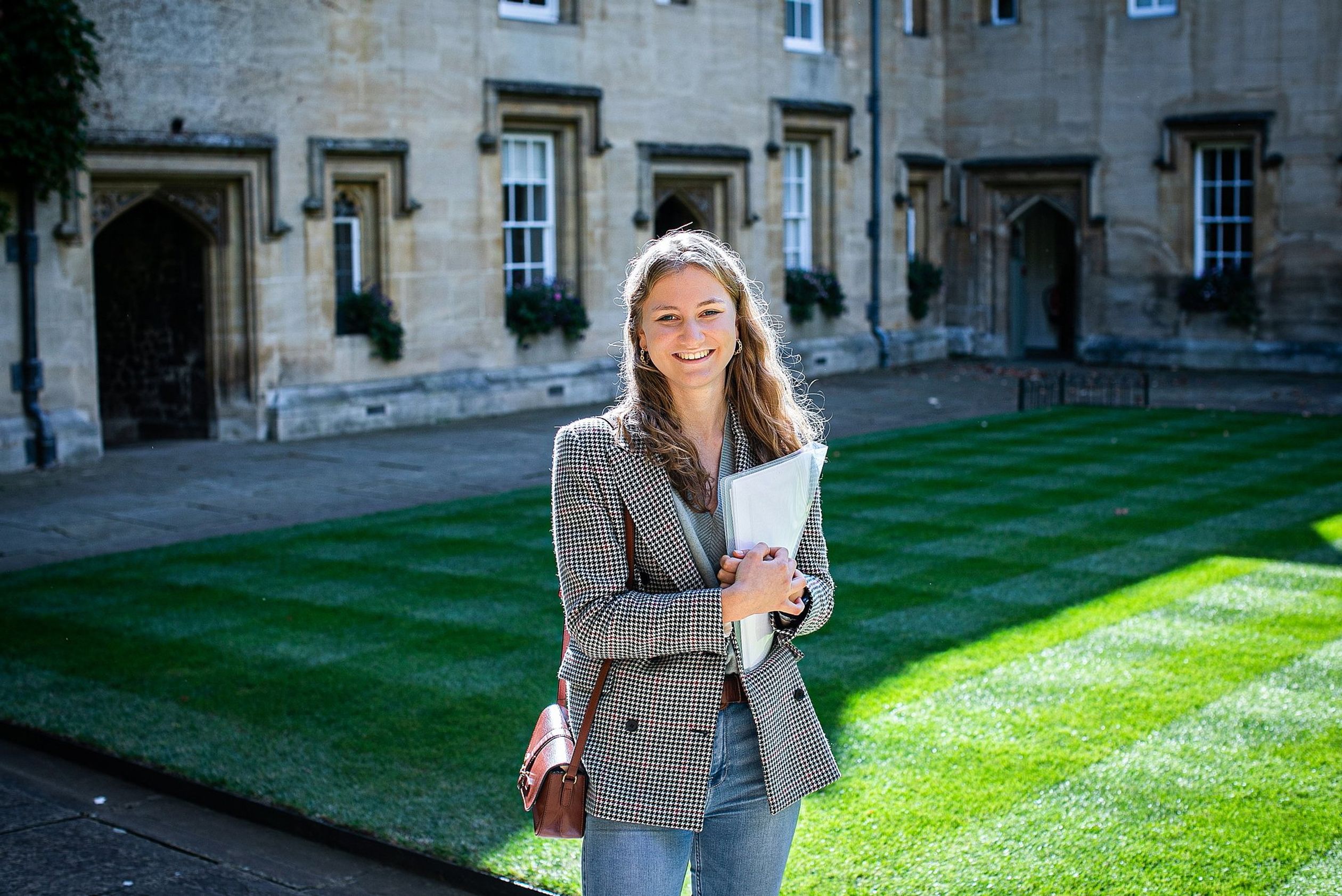 September 2021: Prinses Elisabeth begint aan haar opleiding op het Lincoln College in Oxford. Voor