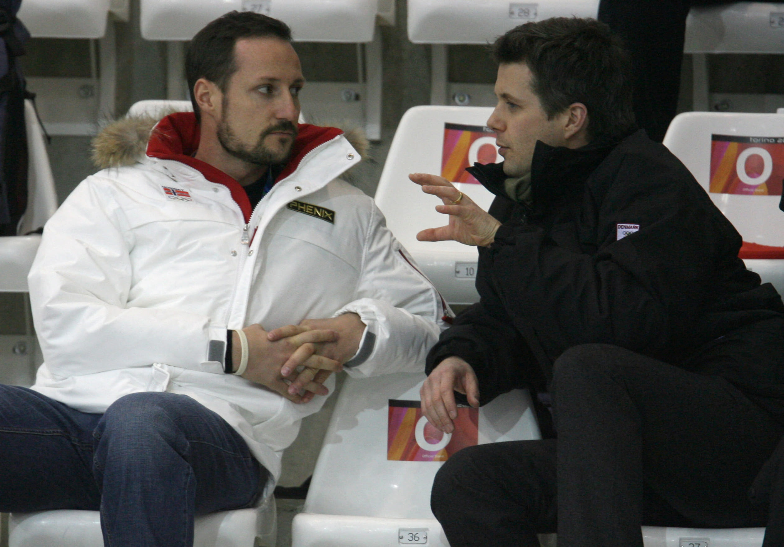 Kletsend in 2006 met prins Frederik, op de tribune van de Olympische Winterspelen.