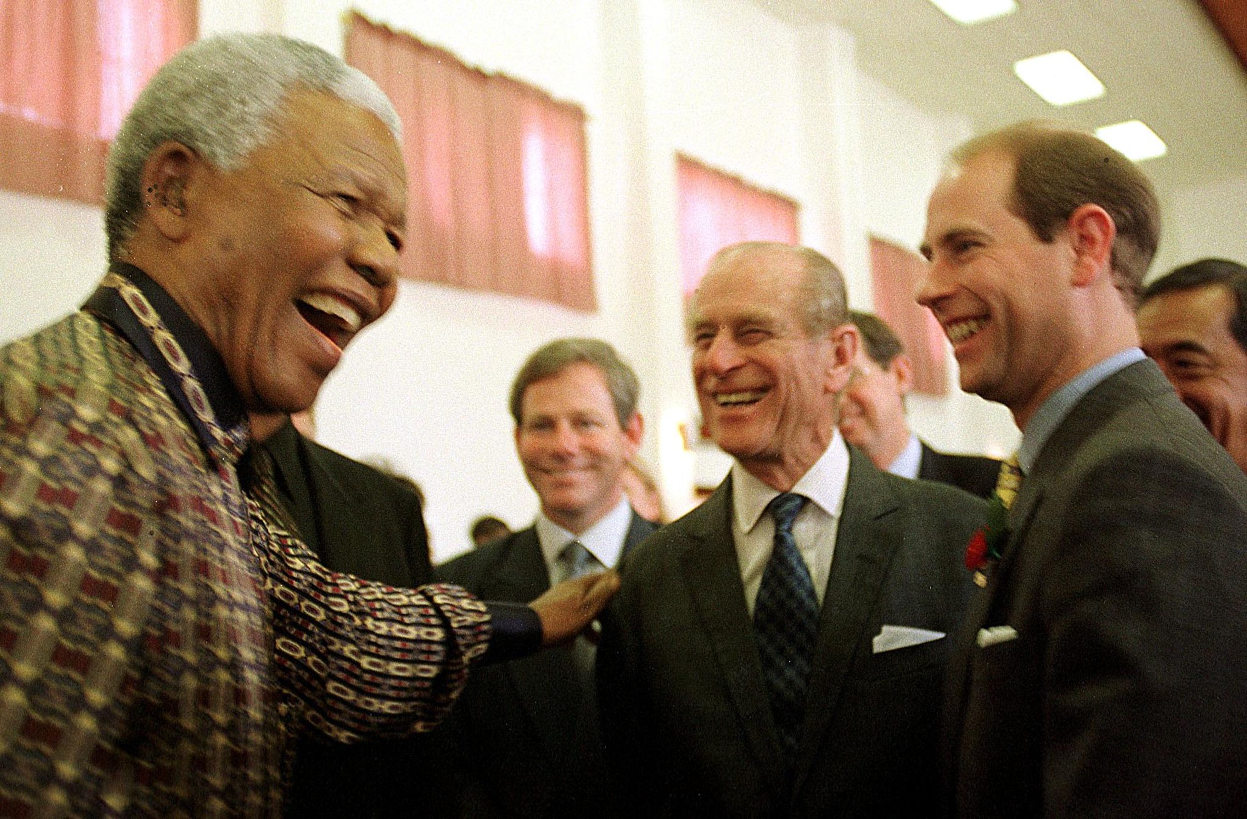 In 2000 ontmoet prins Philip samen met zijn zoon prins Edward in Zuid-Afrika Nelson Mandela.