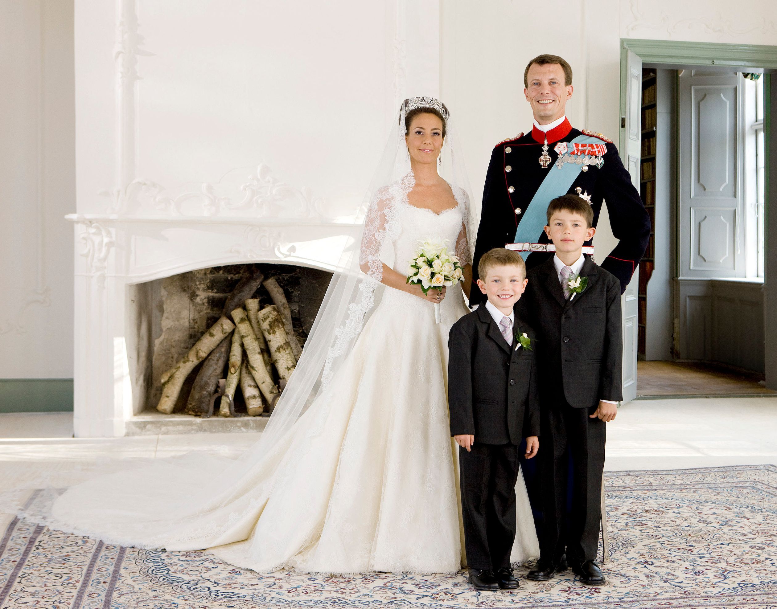 Nikolai en Felix keurig in pak. Op 24 mei 2008 hertrouwt hun vader met Marie Cavallier.