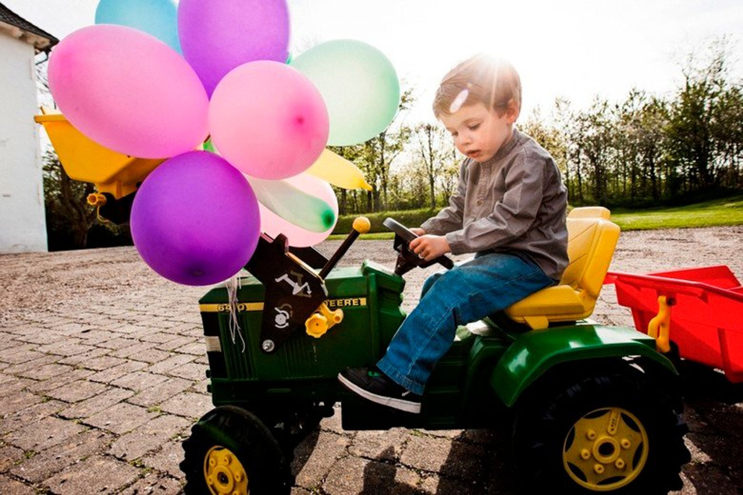 Ballonnen en een stoere tractor voor zijn derde verjaardag
