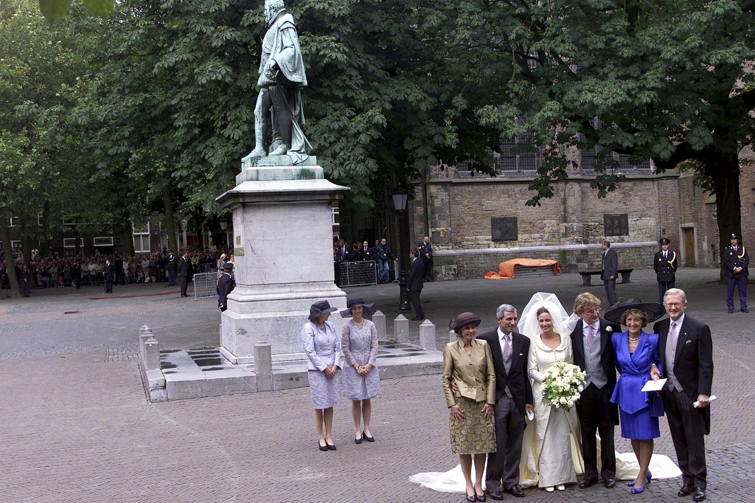 Een familiefoto met het bruidspaar op het Domplein in Utrecht.