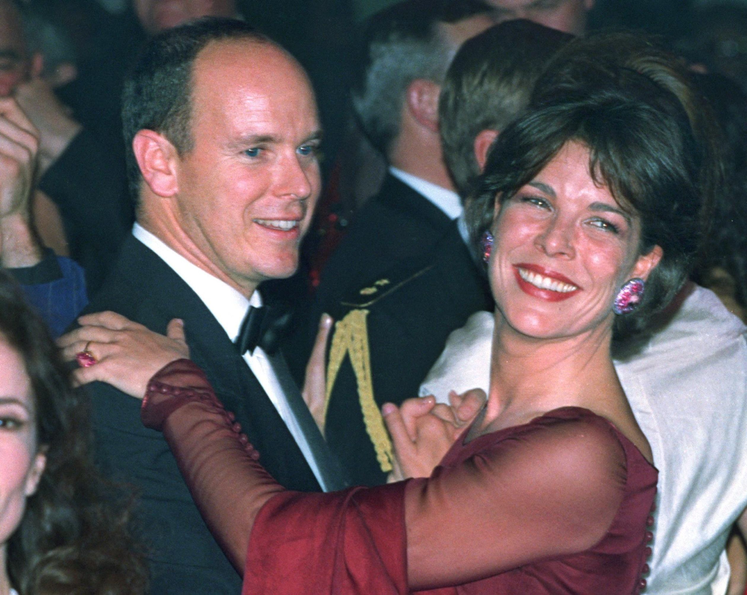 1998: Prinses Caroline danst met haar broer prins Albert.