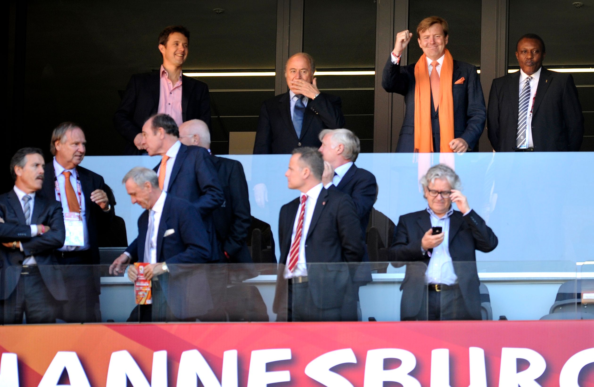 2010 - Prins Willem Alexander en kroonprins Frederik op  de tribune in het Soccer City stadion.