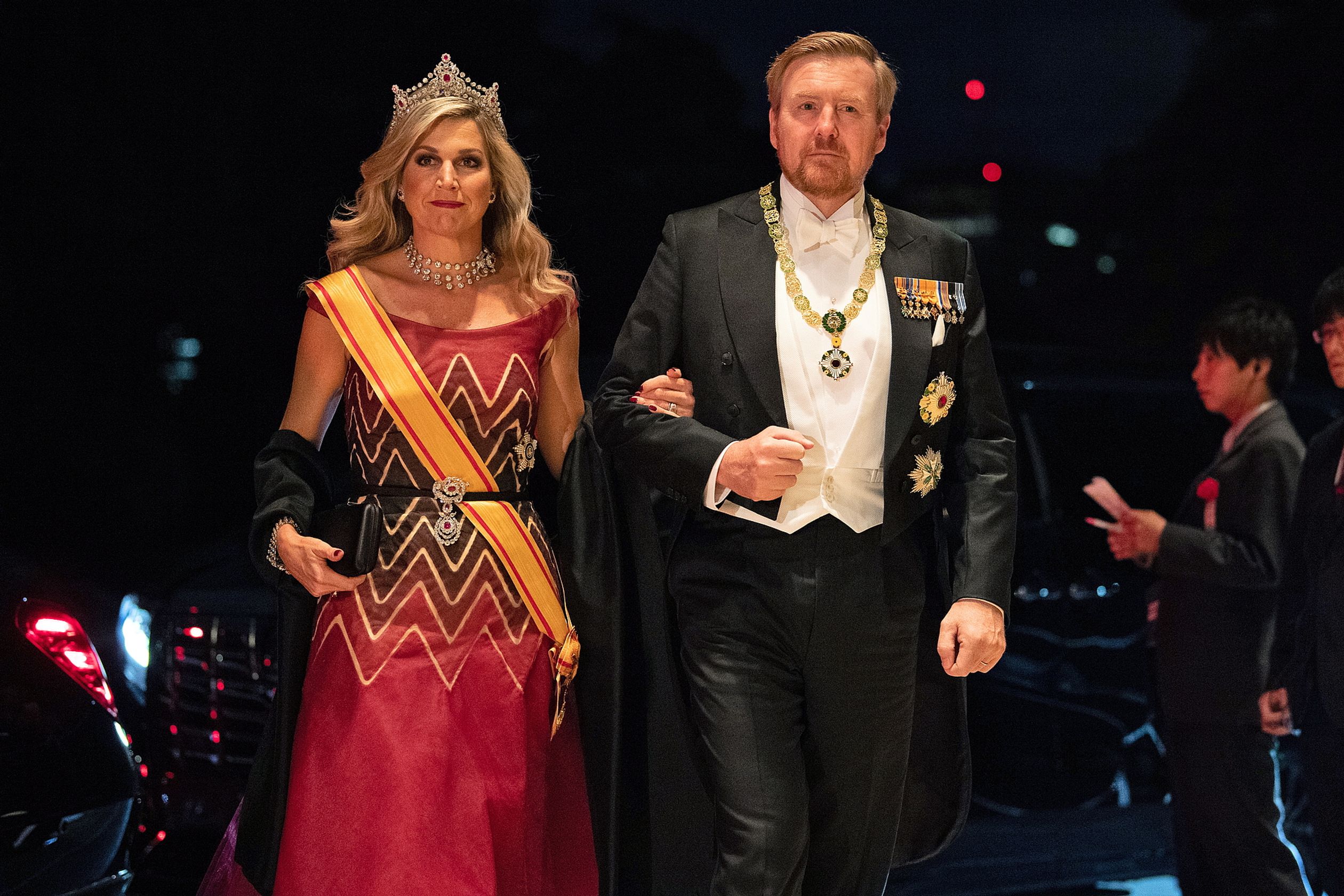 Koningin Máxima draagt een nieuwe avondjurk met zigzagpatroon van couturier Jan Taminiau.