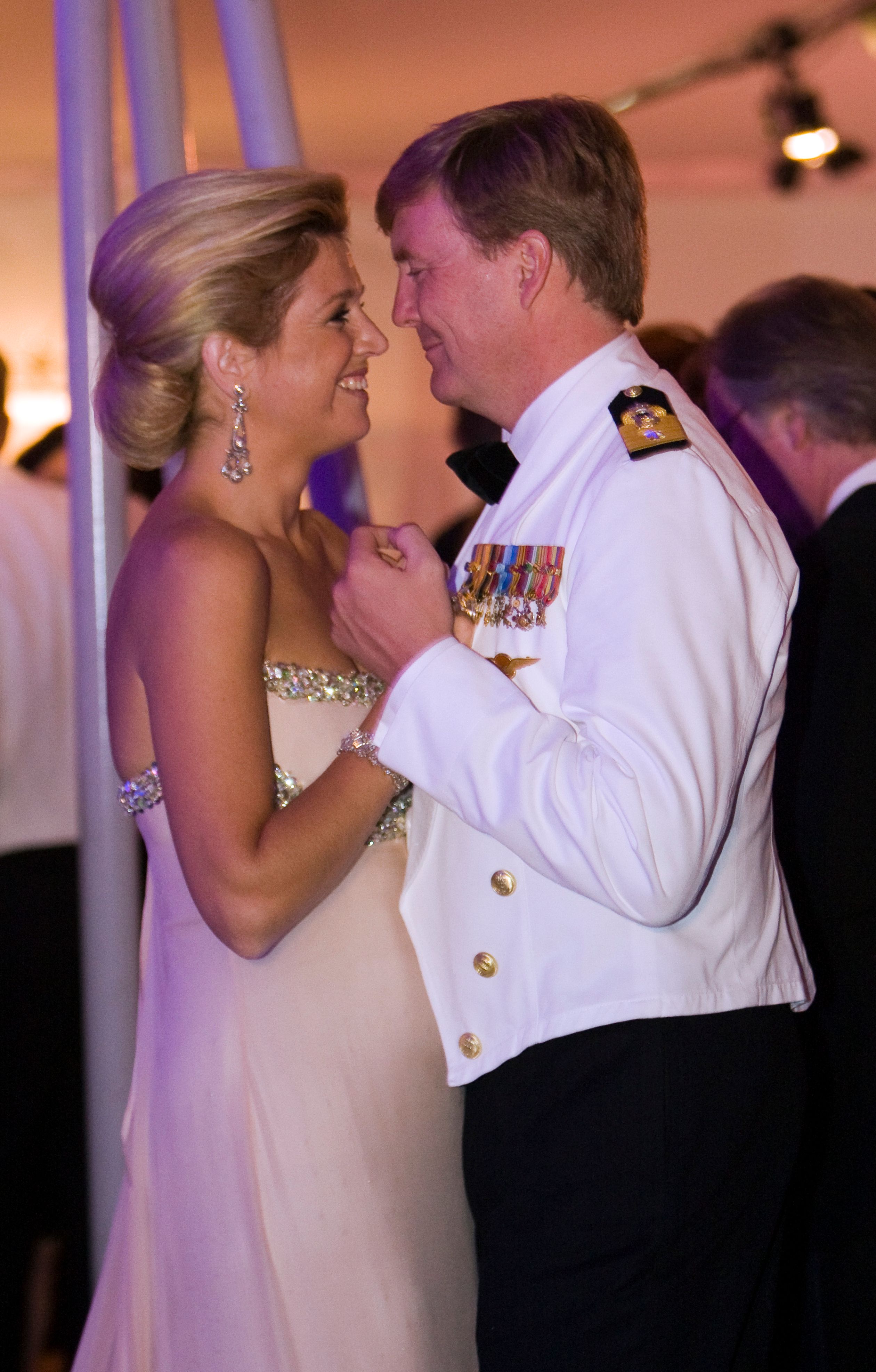 Willem-Alexander en Máxima tijdens een gala van de marine in New York.