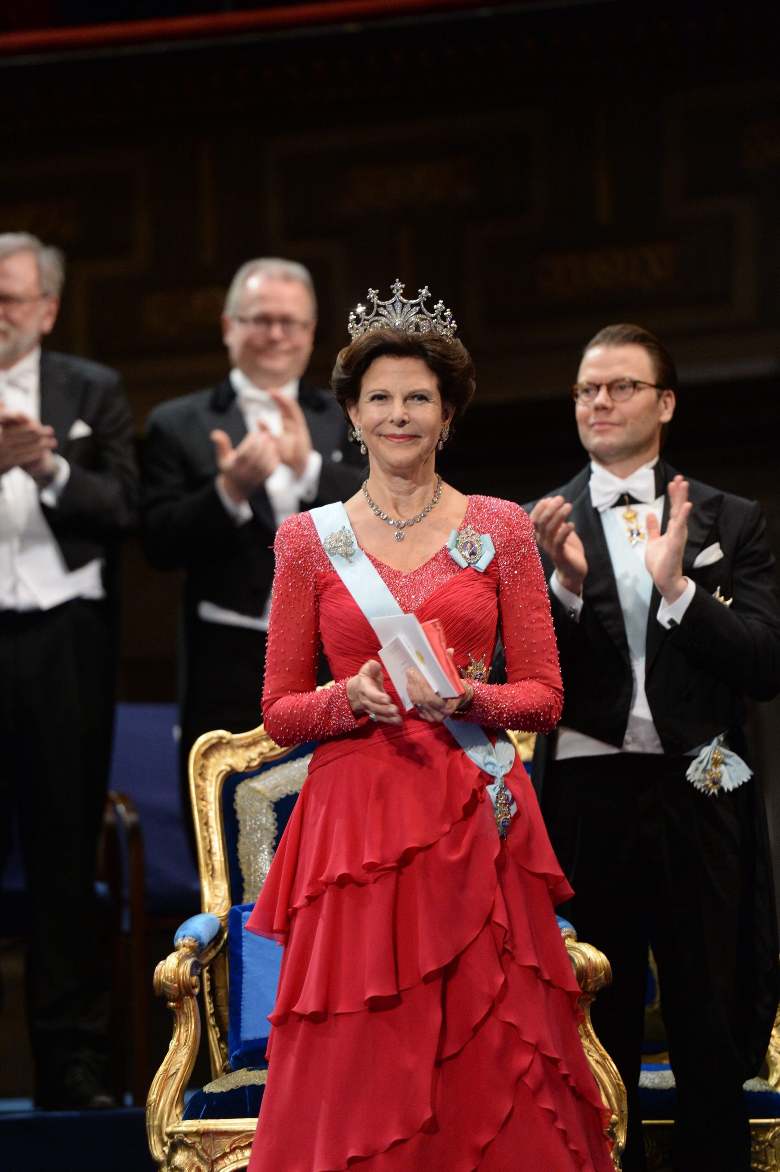 2013: Koningin Silvia gaat voor rood en draagt de Negentand-tiara.
