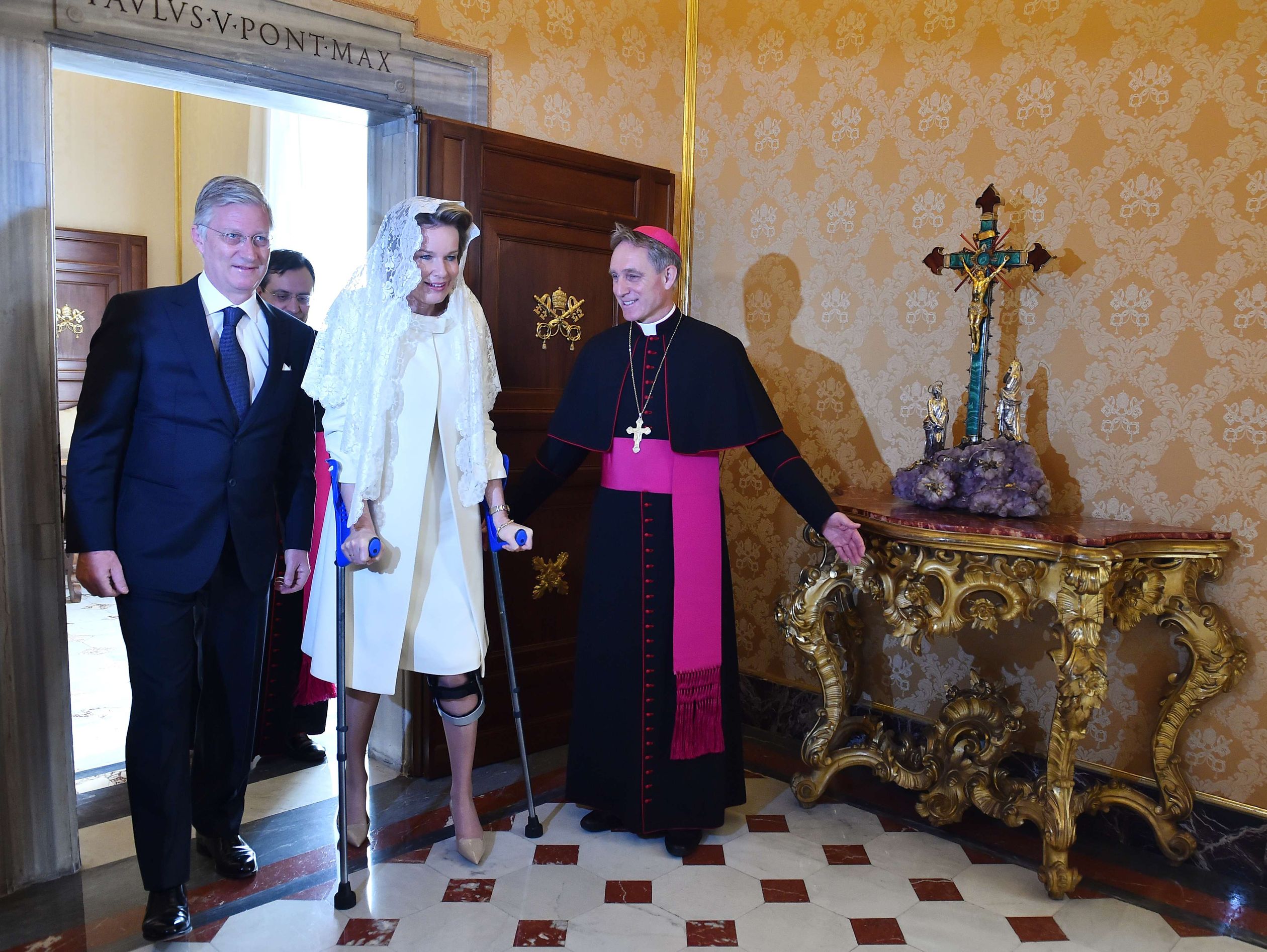 Op bezoek bij de paus maakt Mathilde een unieke indruk. Door een val tijdens een skivakantie moest