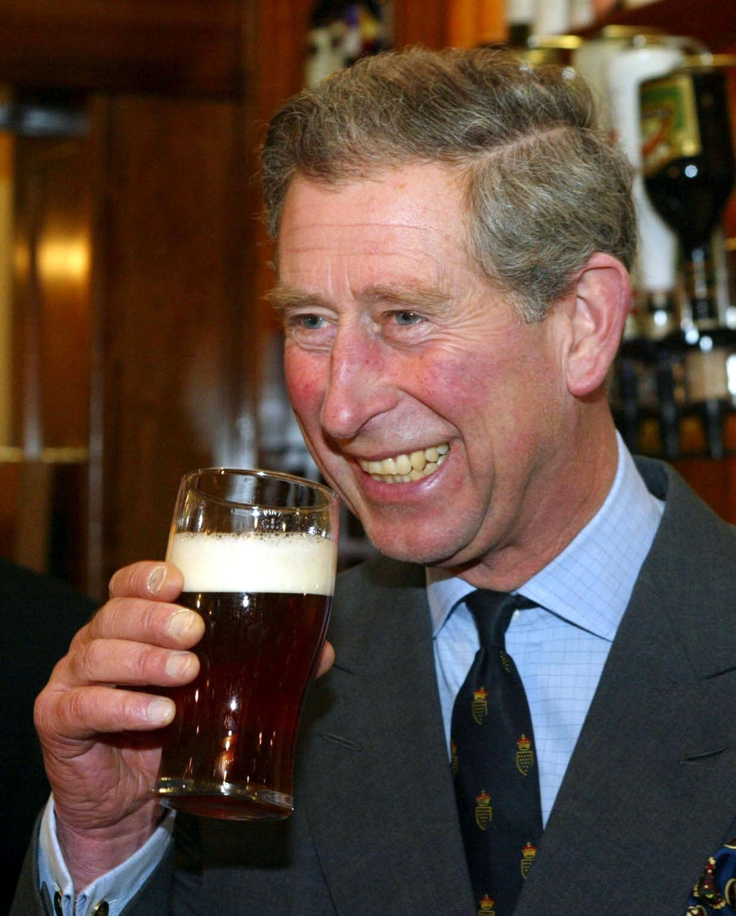 In 2002 opende Charles een nieuwe kroeg, waarbij er natuurlijk ook een biertje geproefd moest