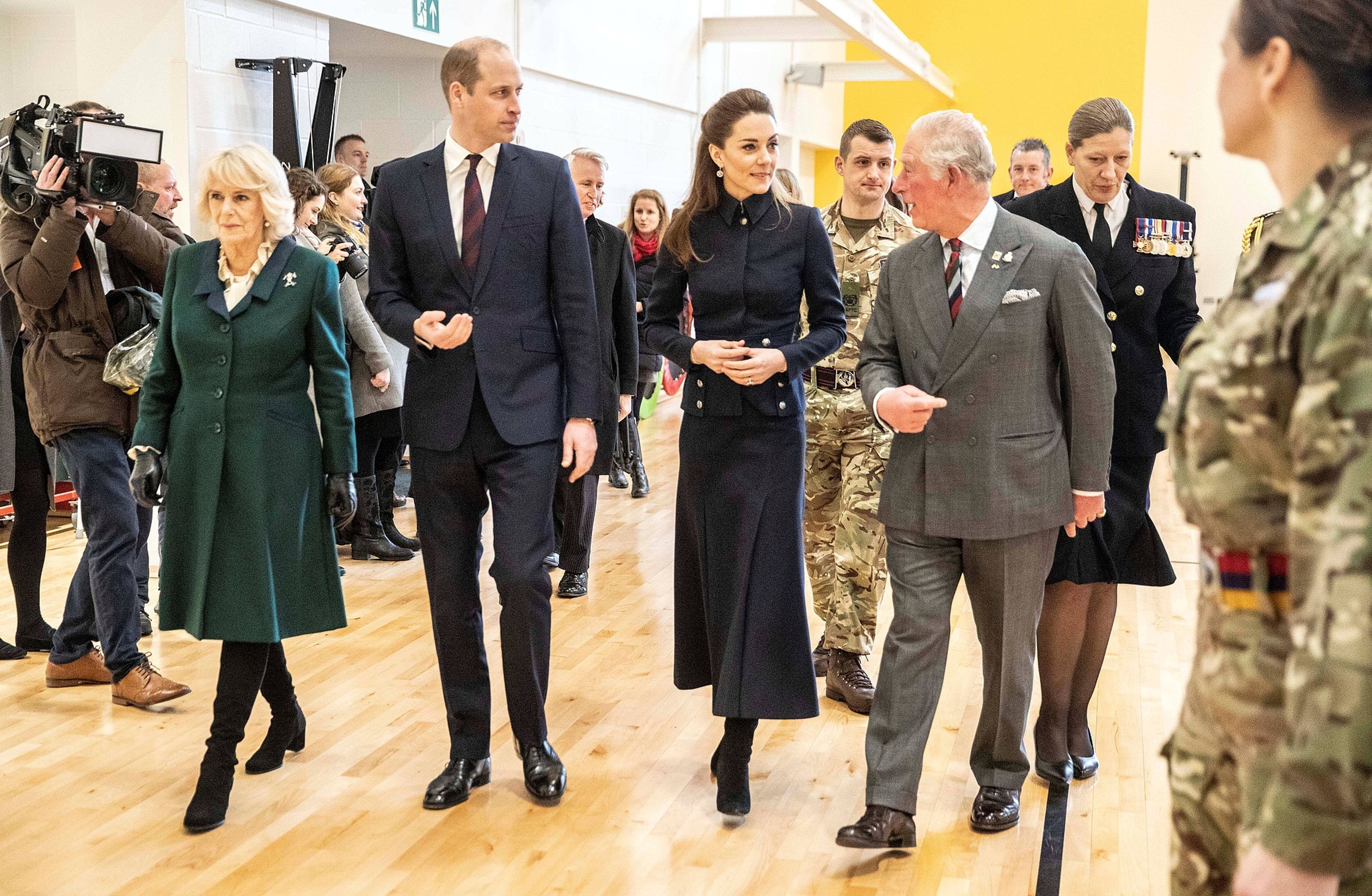 Prins Charles, Camilla, prins William en Catherine krijgen een rondleiding door het