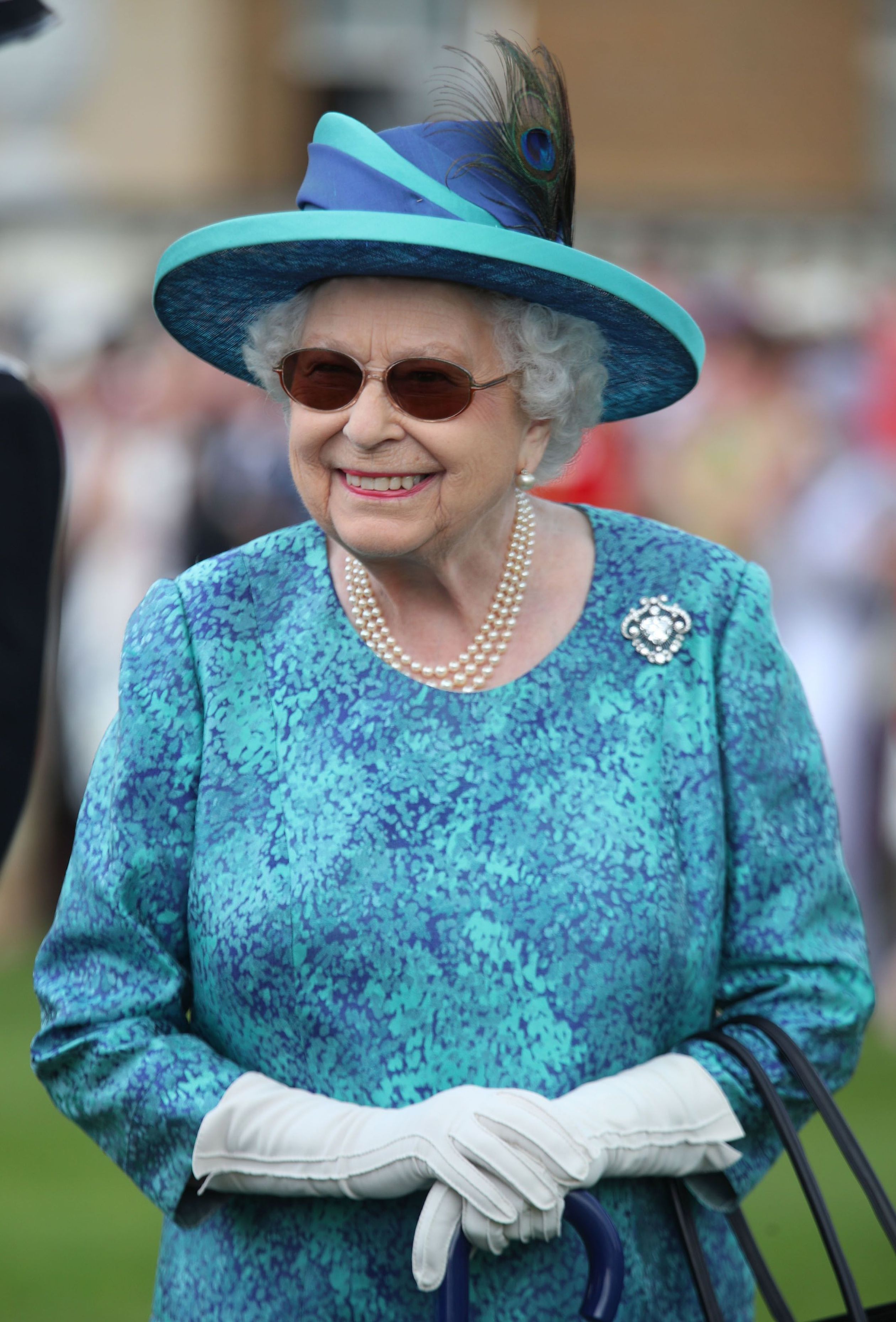 Koningin Elizabeth tijdens een van haar 'garden parties' in de tuinen van Buckingham Palace.