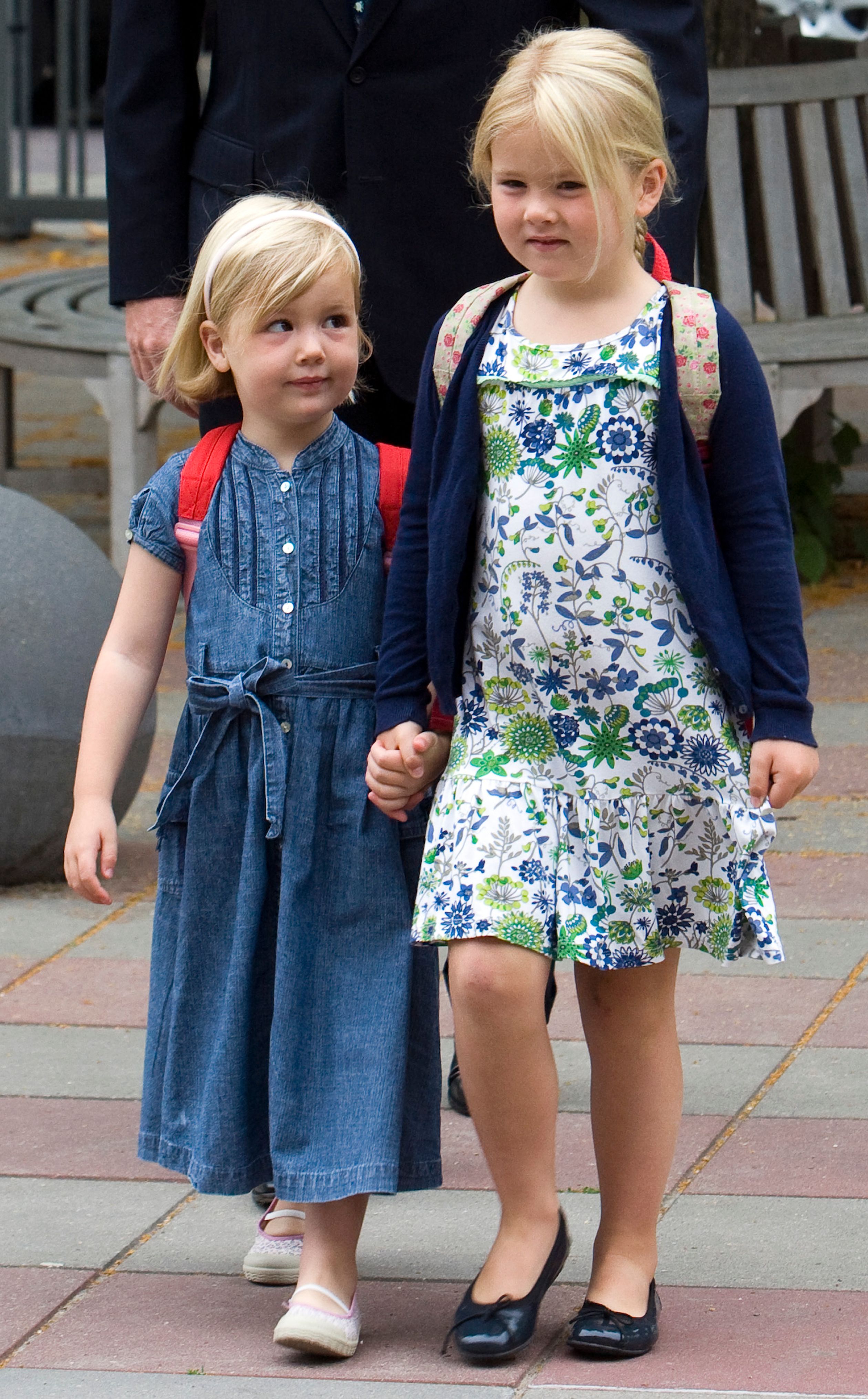 Prinses Amalia hand in hand met prinses Alexia die voor het eerst naar school gaat, 29 juni 2009.