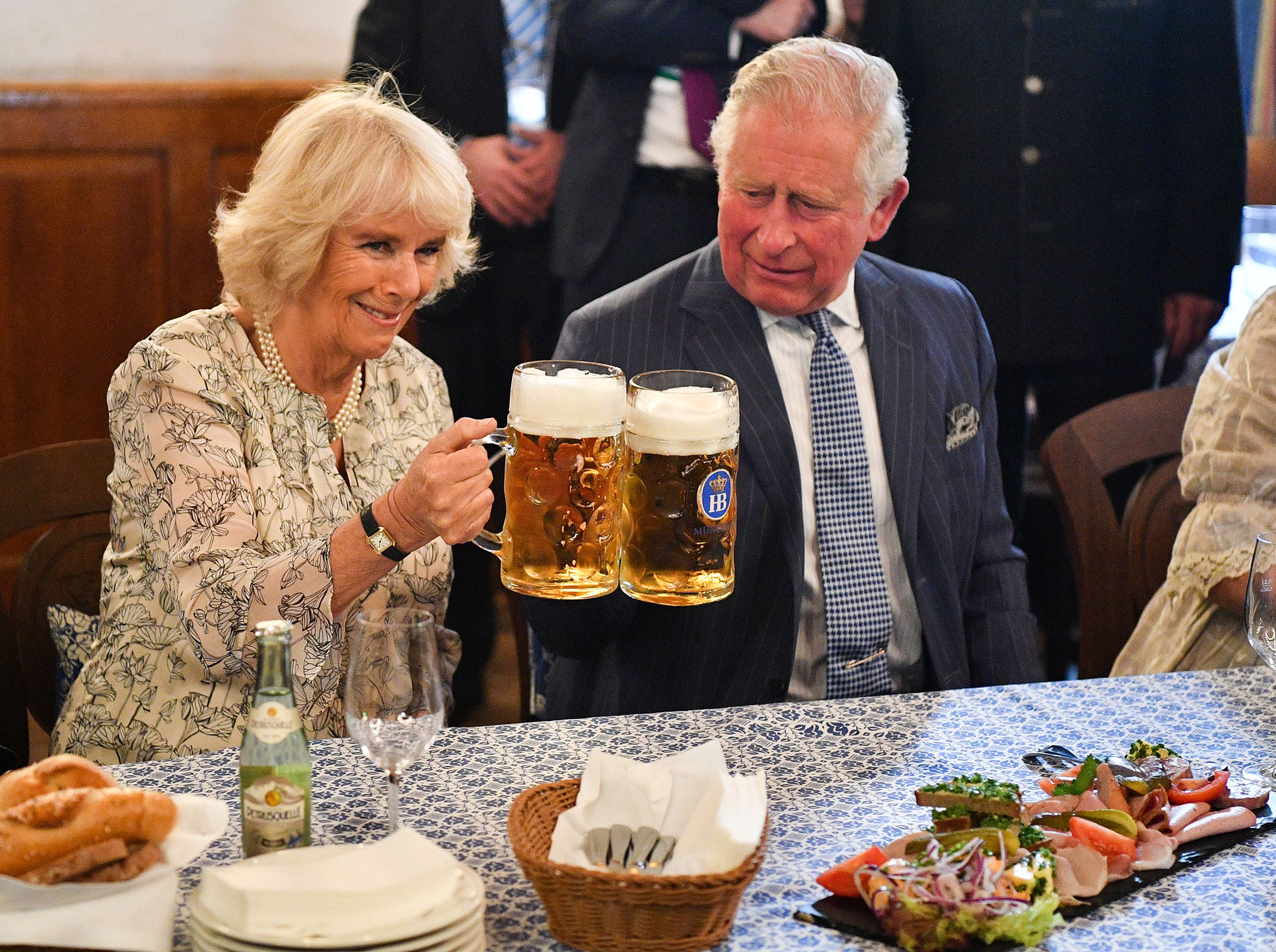 Tijdens een bezoek aan München mag er natuurlijk geen bier ontbreken. Charles en Camilla heffen het