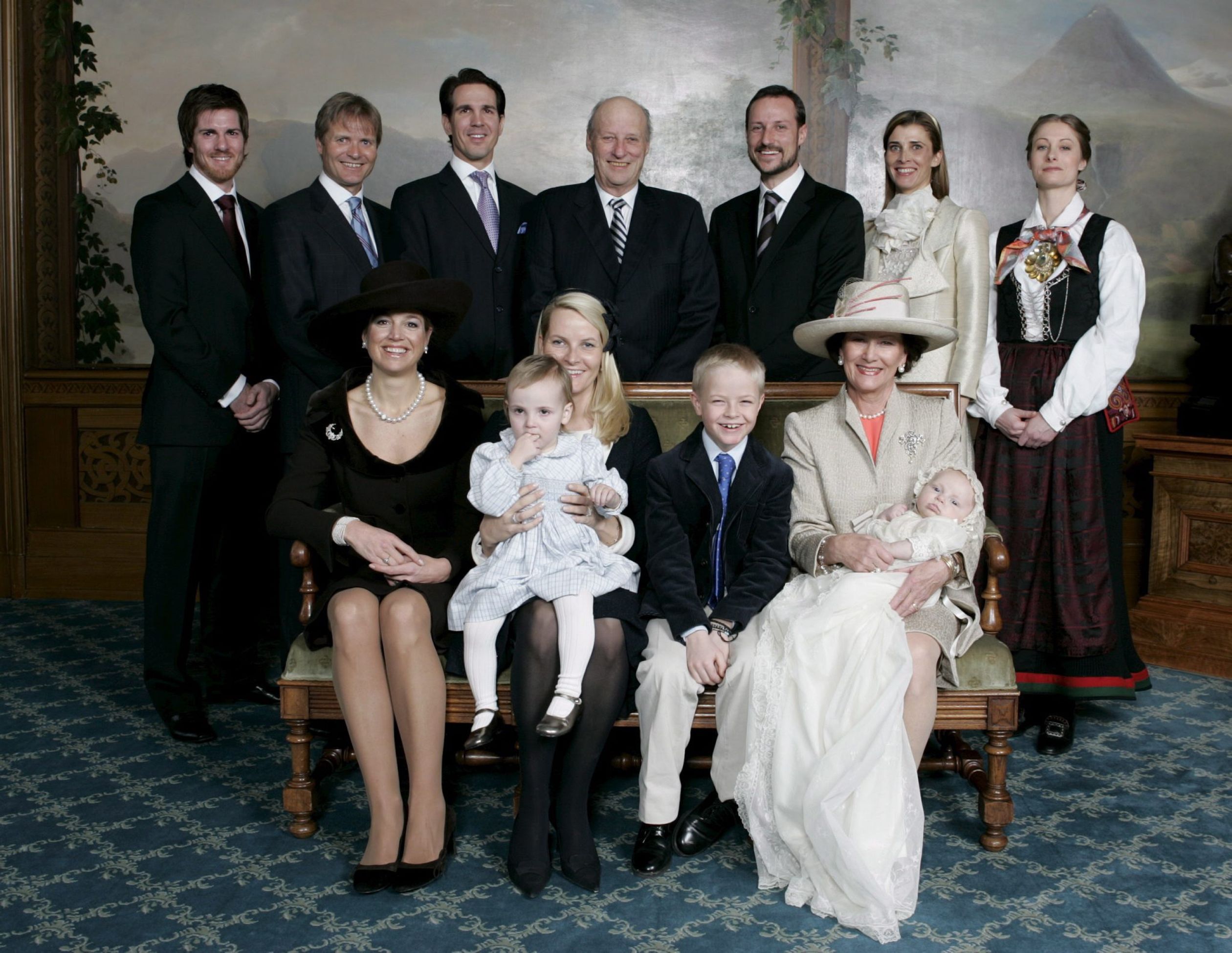 Groepsfoto - met Máxima links vooraan - ter gelegenheid van de doop van prins Sverre Magnus op 4