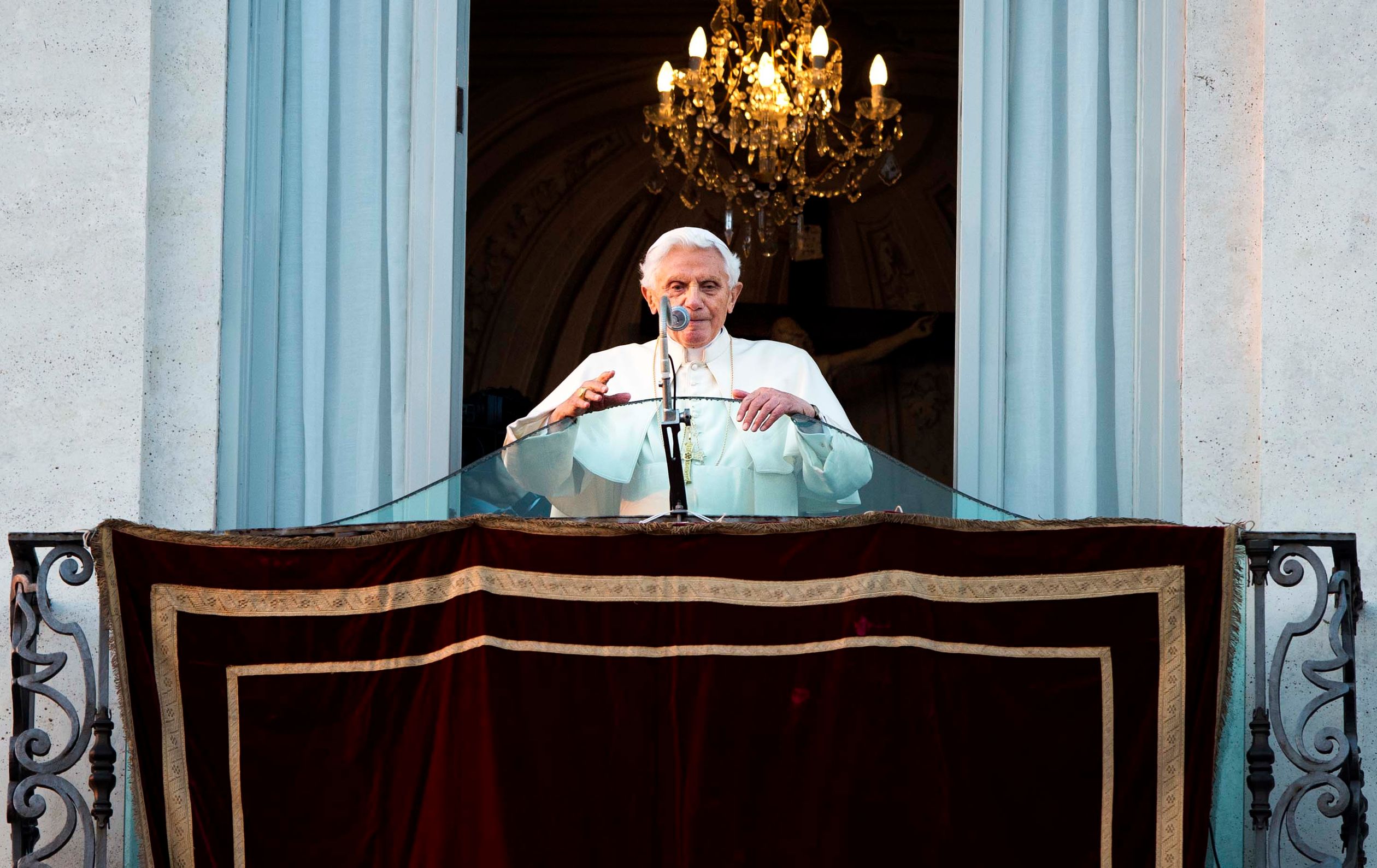 Paus Benedictus XVI zwaait voor het laatst vanaf het balkon van de zomerresidentie in Castel