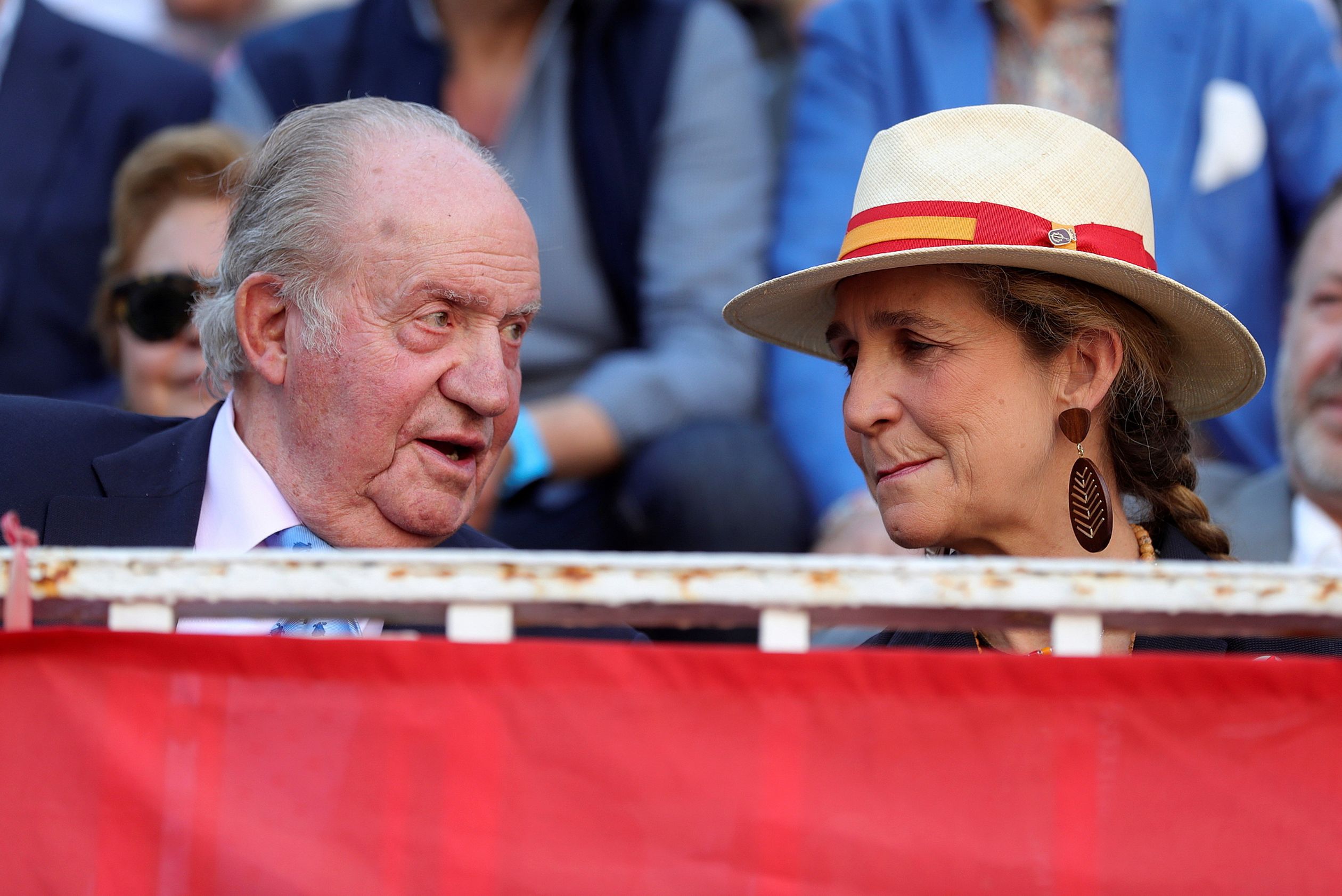 Op de tribune met haar vader Juan Carlos tijdens het populaire stierenvechtfestival Feria de San