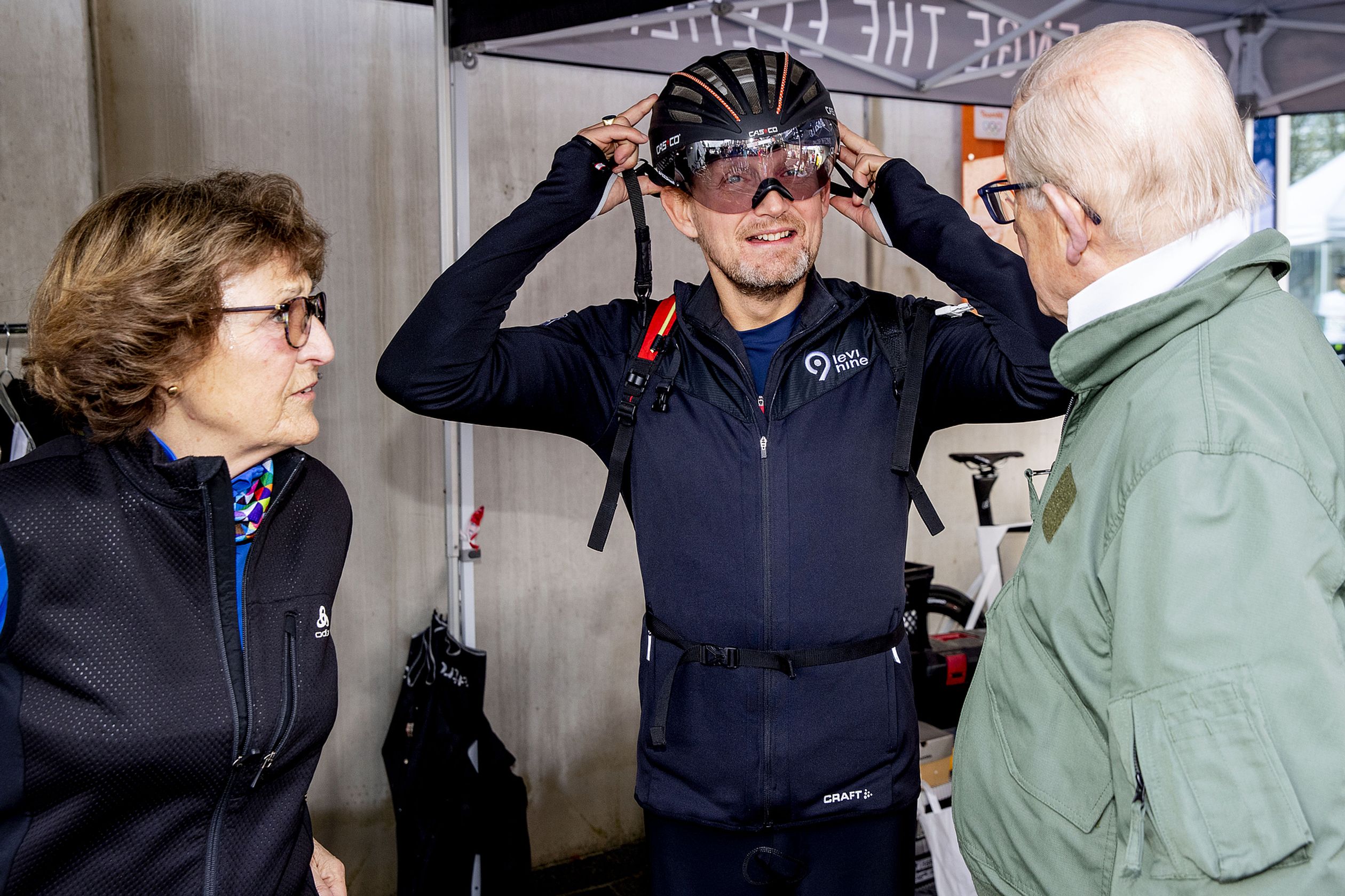 Evenementen organiseren kan hij wel. Jaarlijks weet prins Bernhard honderden mensen op de been te krijgen tijdens de Hollandse 100, bestaande uit 10 kilometer schaatsen en 90 kilometer fietsen.