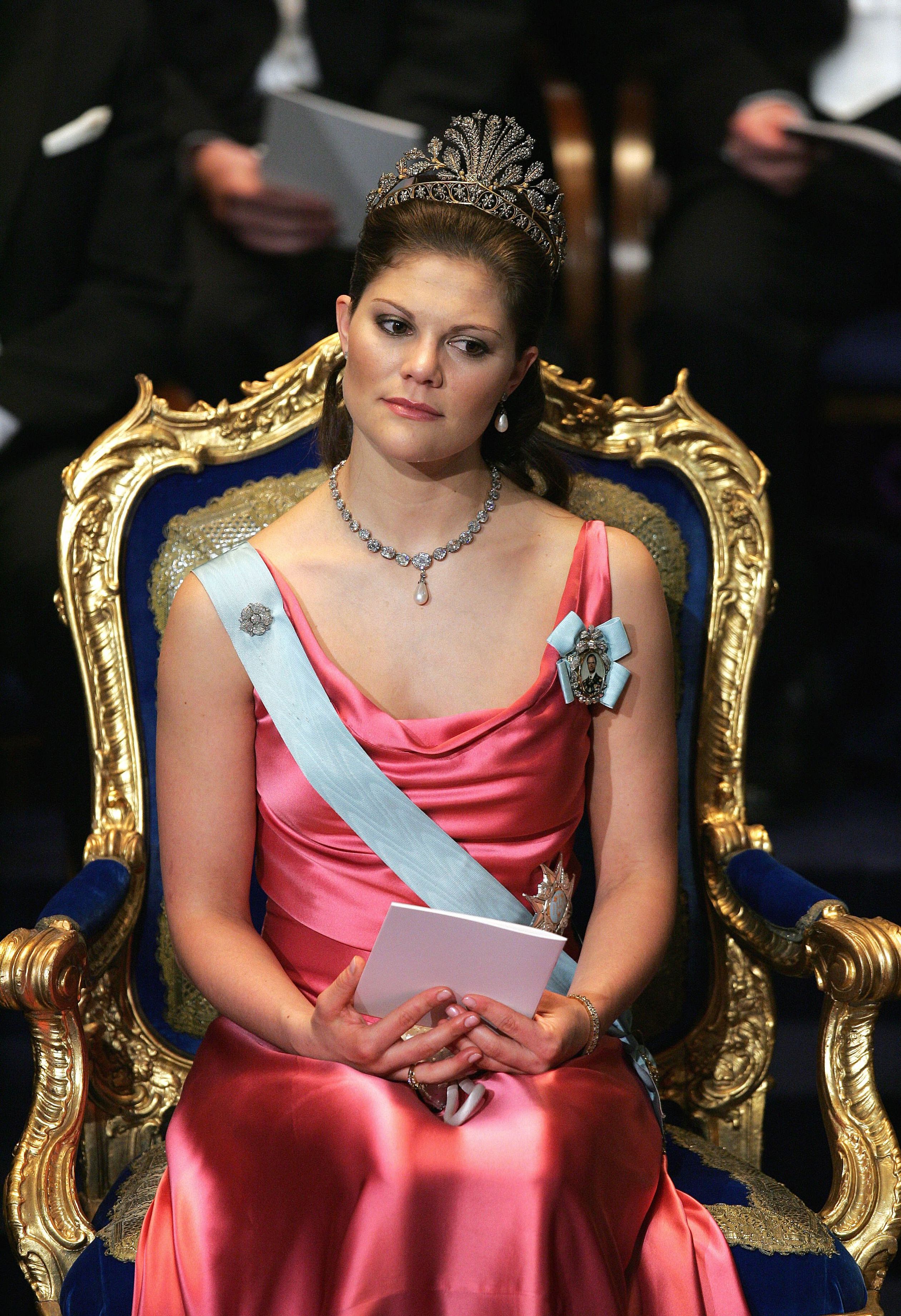 'Mooi roze is niet lelijk', dacht kroonprinses Victoria in 2004. Ze combineert haar jurk met de