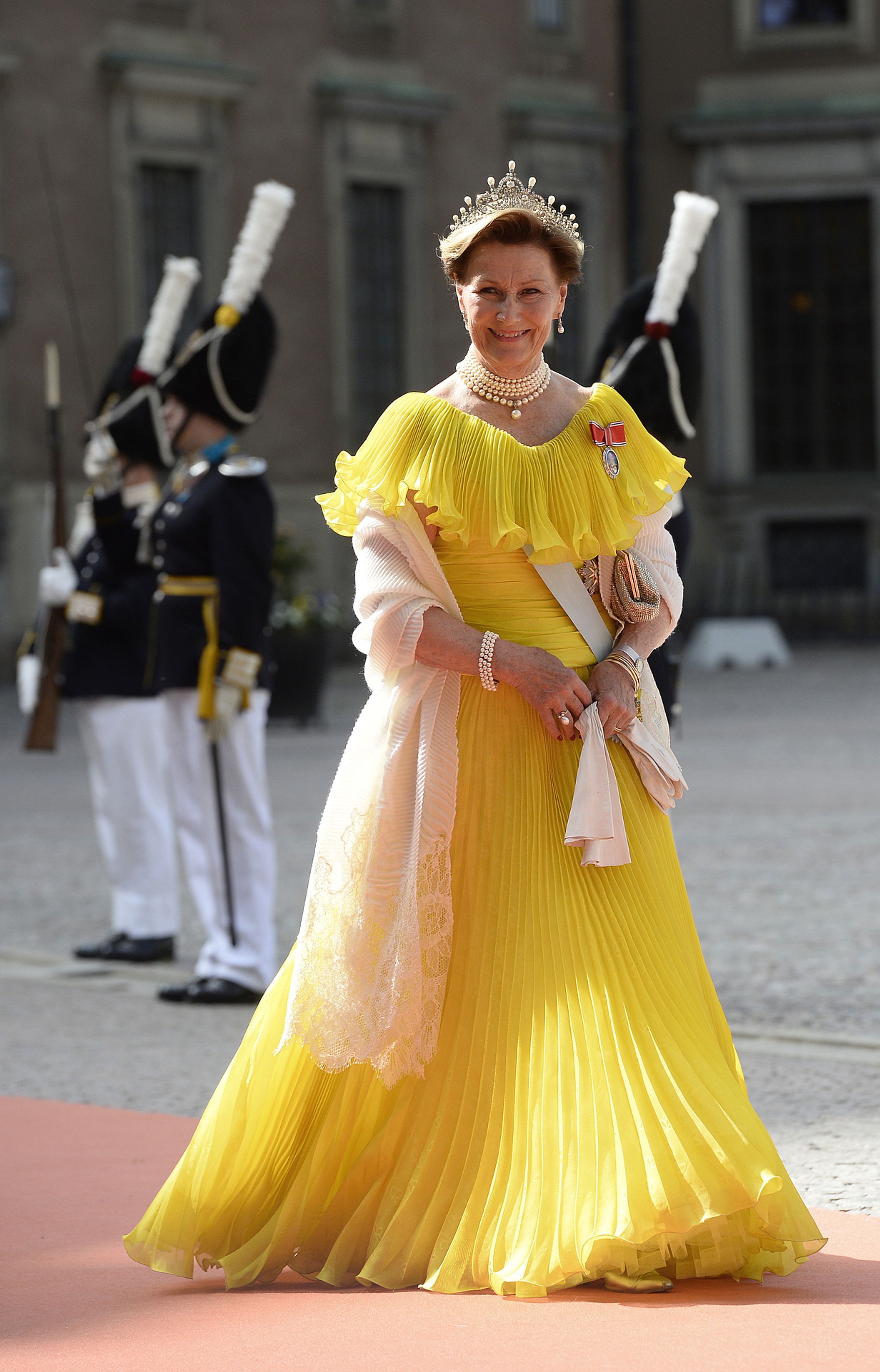 Koningin Sonja flaneerde in 2015 op het huwelijk van Carl Philip en Sofia in een knalgele galajurk.