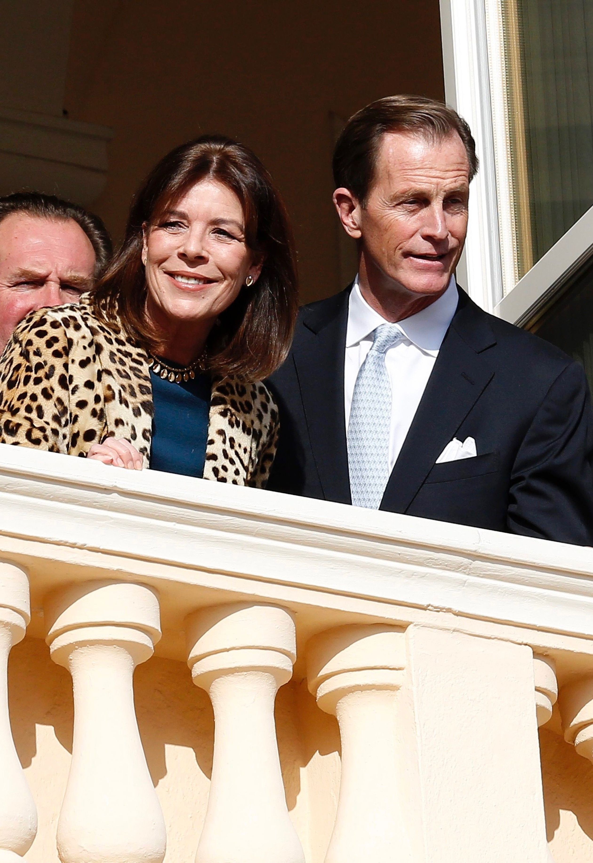 Prinses Caroline van Monaco draagt in 2015 een mantel van namaakbont met luipaardprint als haar
