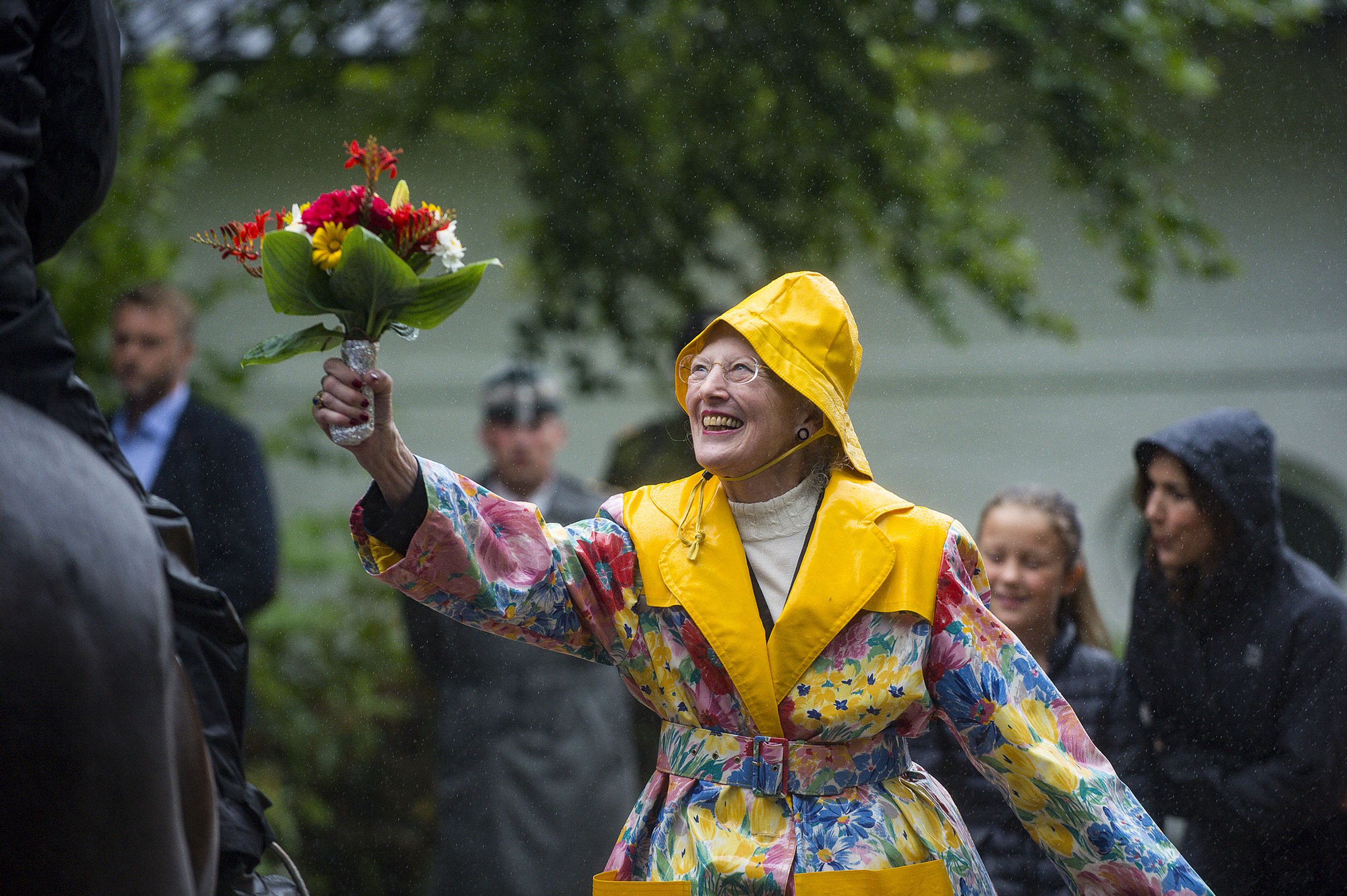 Margrethe neemt bloemen in ontvangst tijdens een parade bij haar zomerverblijf kasteel Gråsten (juli