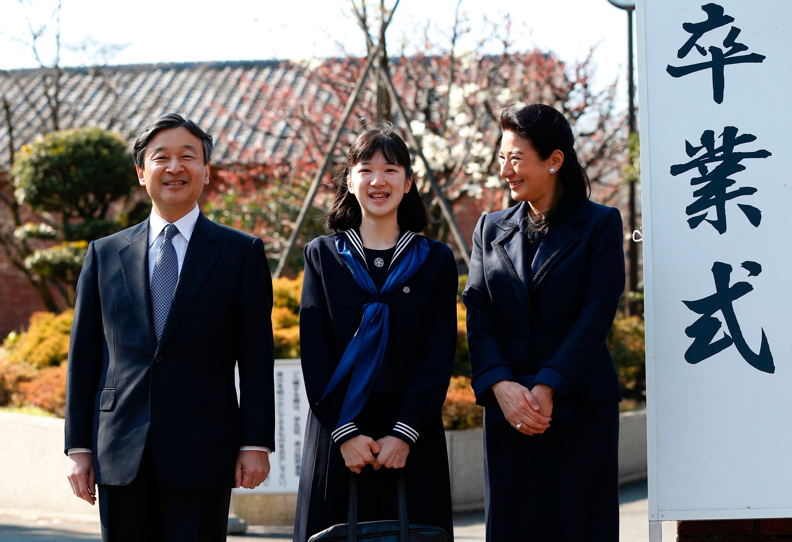 Aiko met haar ouders bij Gakushuin middelbare school voor meiden, 2017.