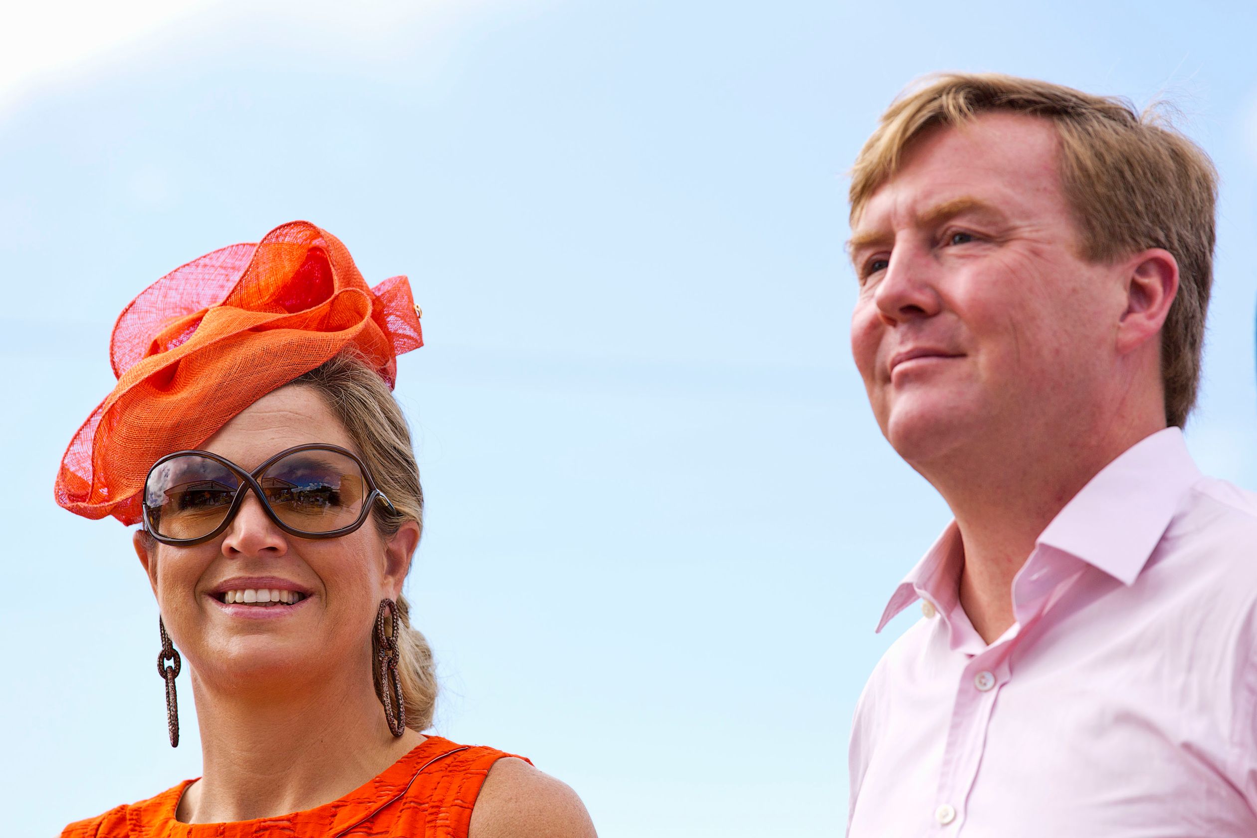 Koningin Máxima droeg in 2013 tijdens het bezoek aan Sint Eustatius een zonnebril met een 8-vormig