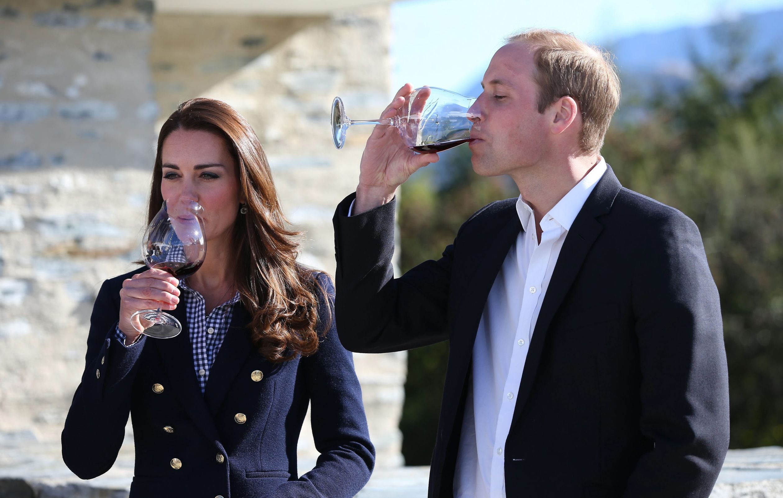 Prins William en Catherine proeven ook verschillende wijnsoorten. Hier bezoeken ze de Amsfield Wijnhuis in Nieuw-Zeeland (2014).