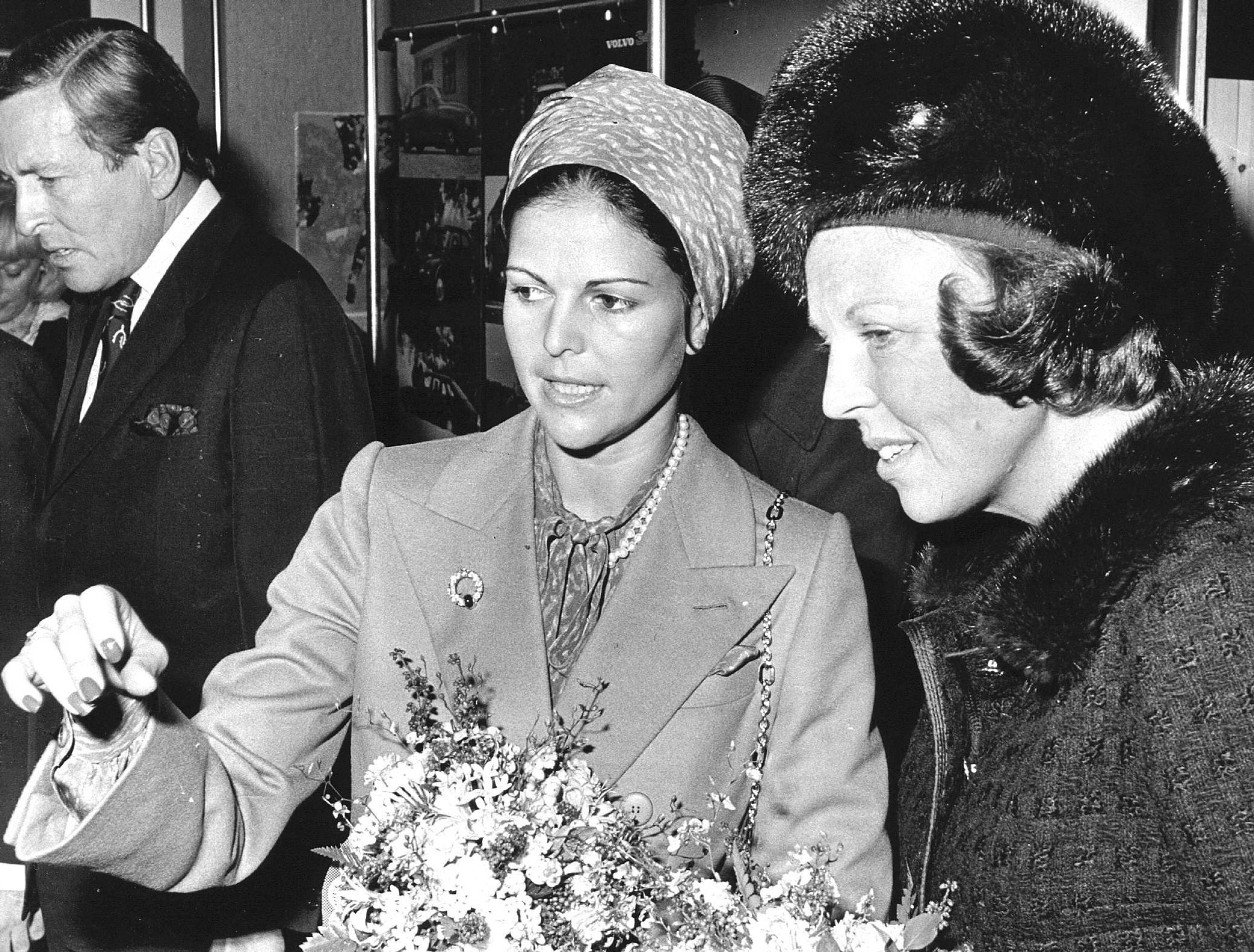 Prinses Beatrix brengt tijdens het staatsbezoek met koningin Silvia een bezoekje aan de Bijenkorf in