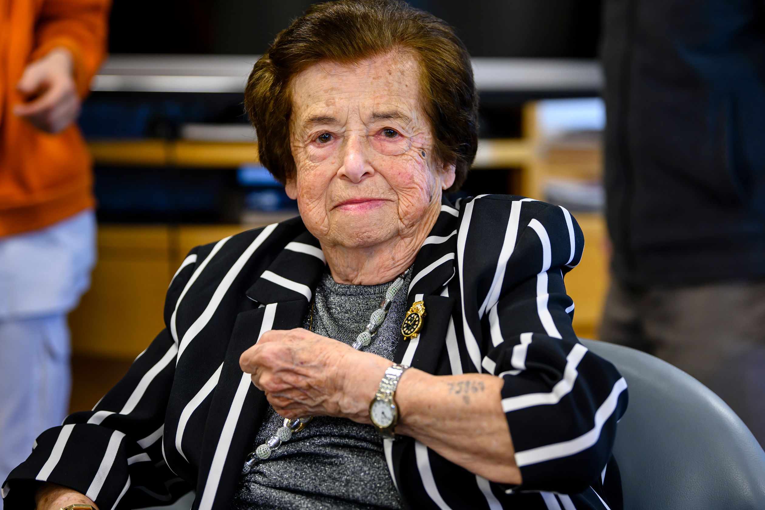 Holocaust-overlevende Annie Hollander. In haar arm werd het kampnummer getatoeëerd.