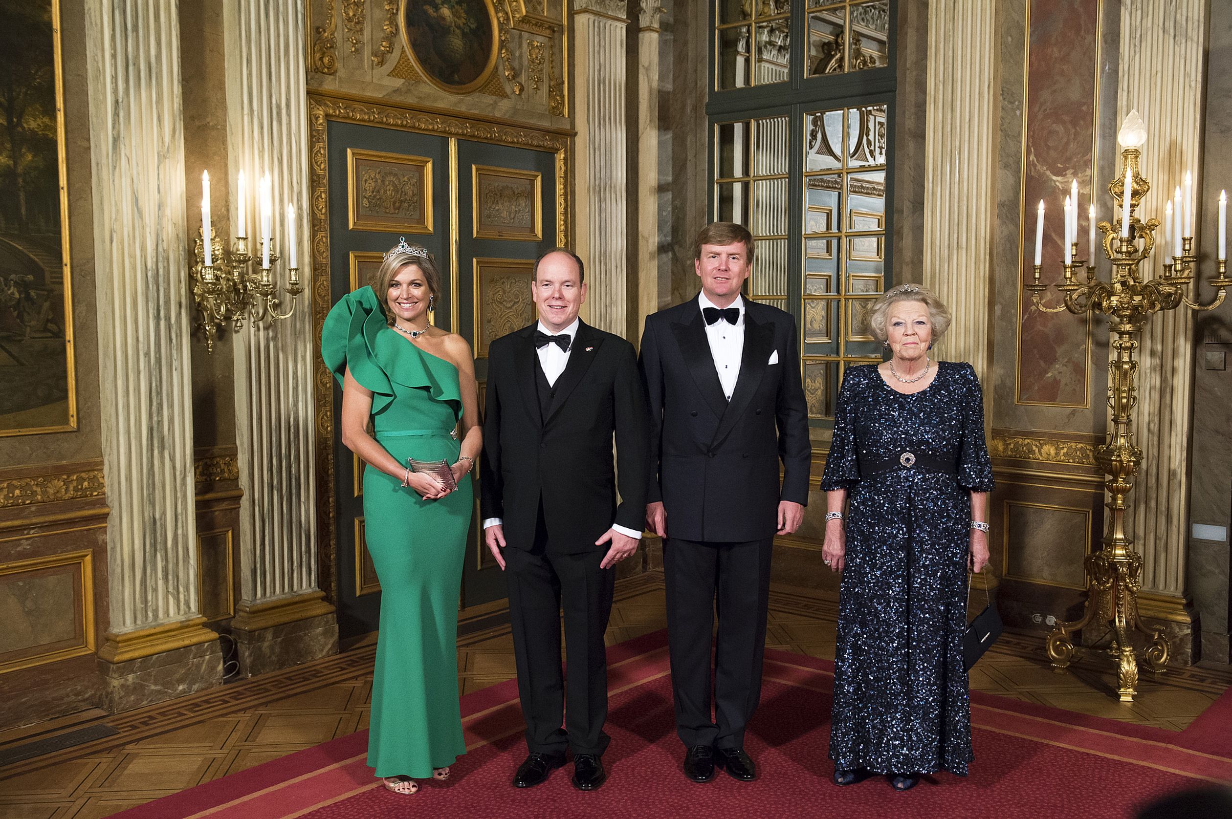 Koningin Máxima, prins Albert van Monaco, koning Willem-Alexander en prinses Beatrix poseren