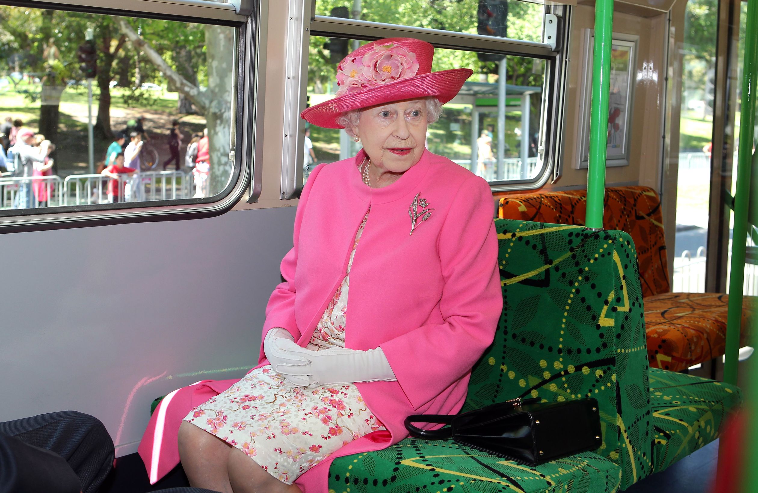 2011: De Queen in de tram tijdens een bezoek aan Australië.