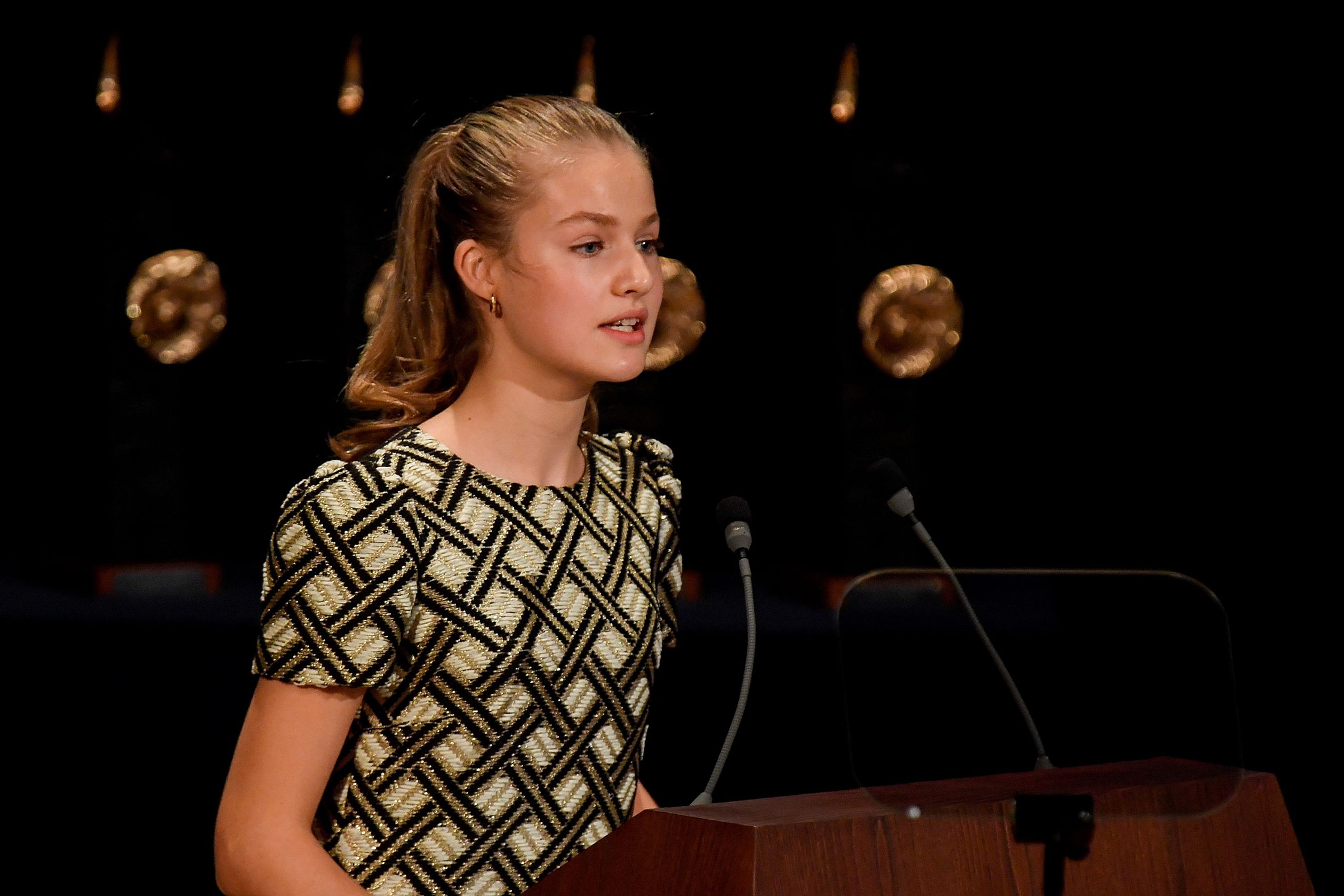 Leonor geeft een speech tijdens de uitreiking van de Asturias Award.
