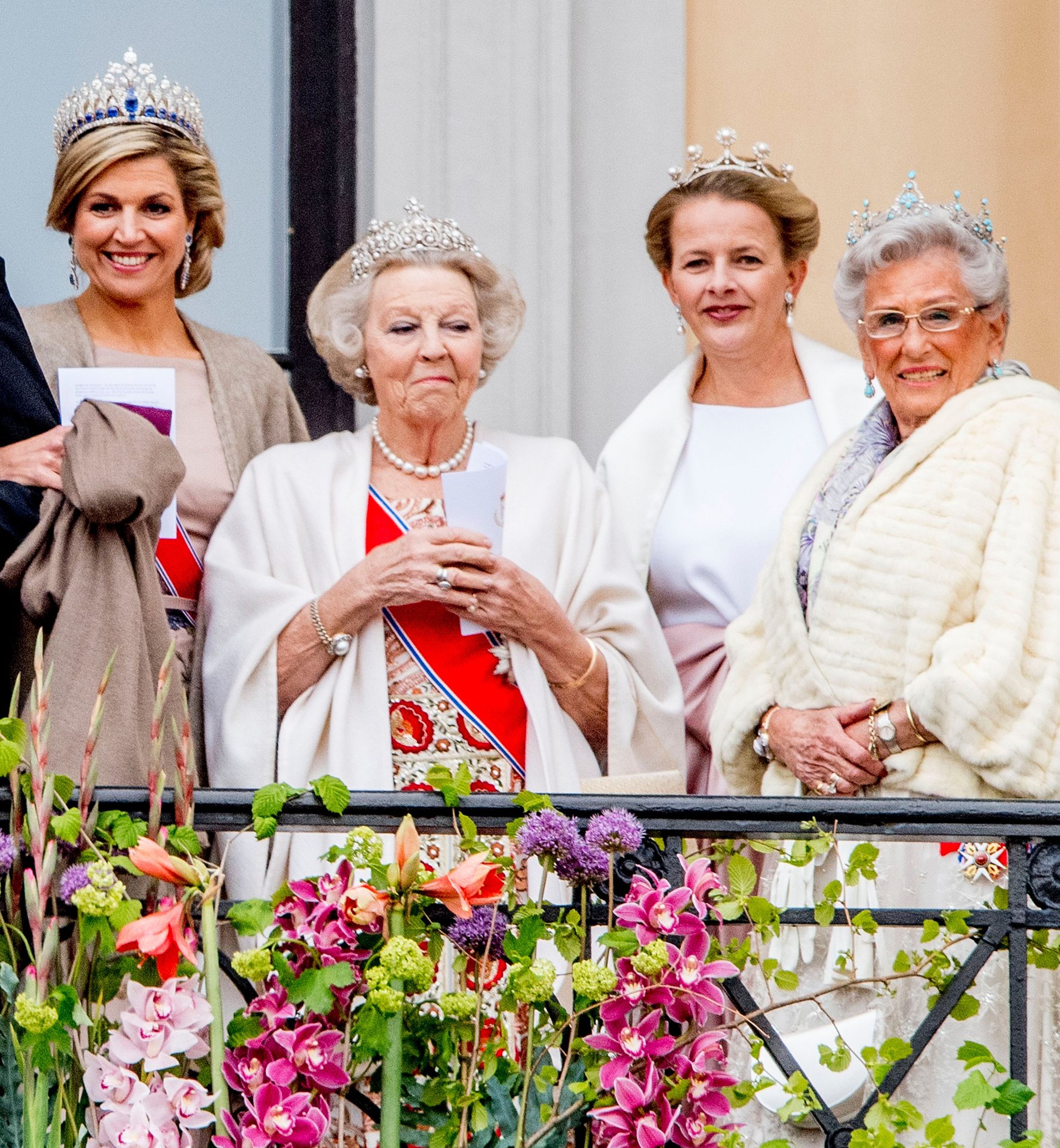 Op het paleisbalkon tijdens de viering van de 80e verjaardagen van koning Harald en koningin Sonja,