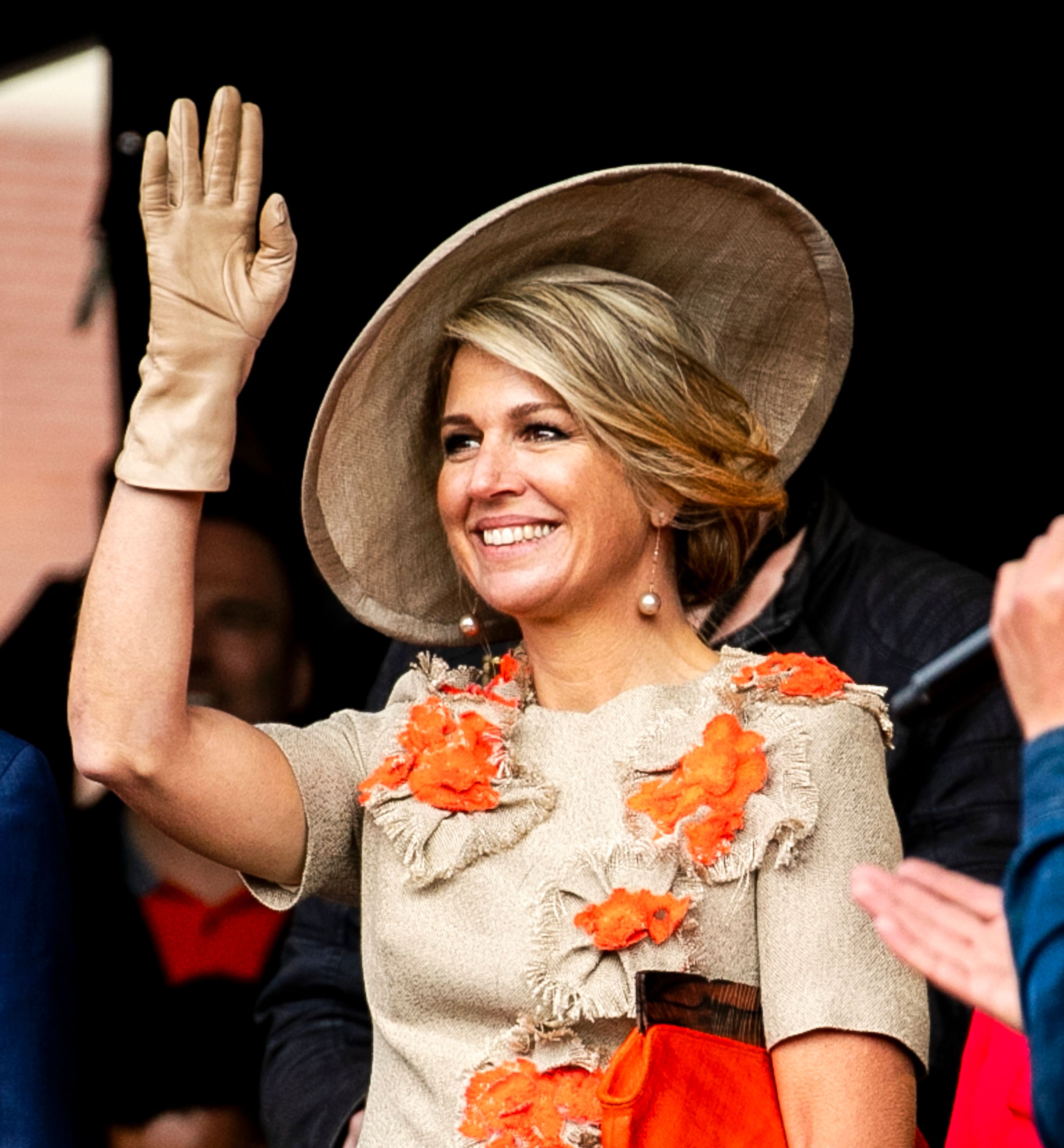 Máxima in dezelfde linnen outfit tijdens Koningsdag 2019 in Amersfoort.